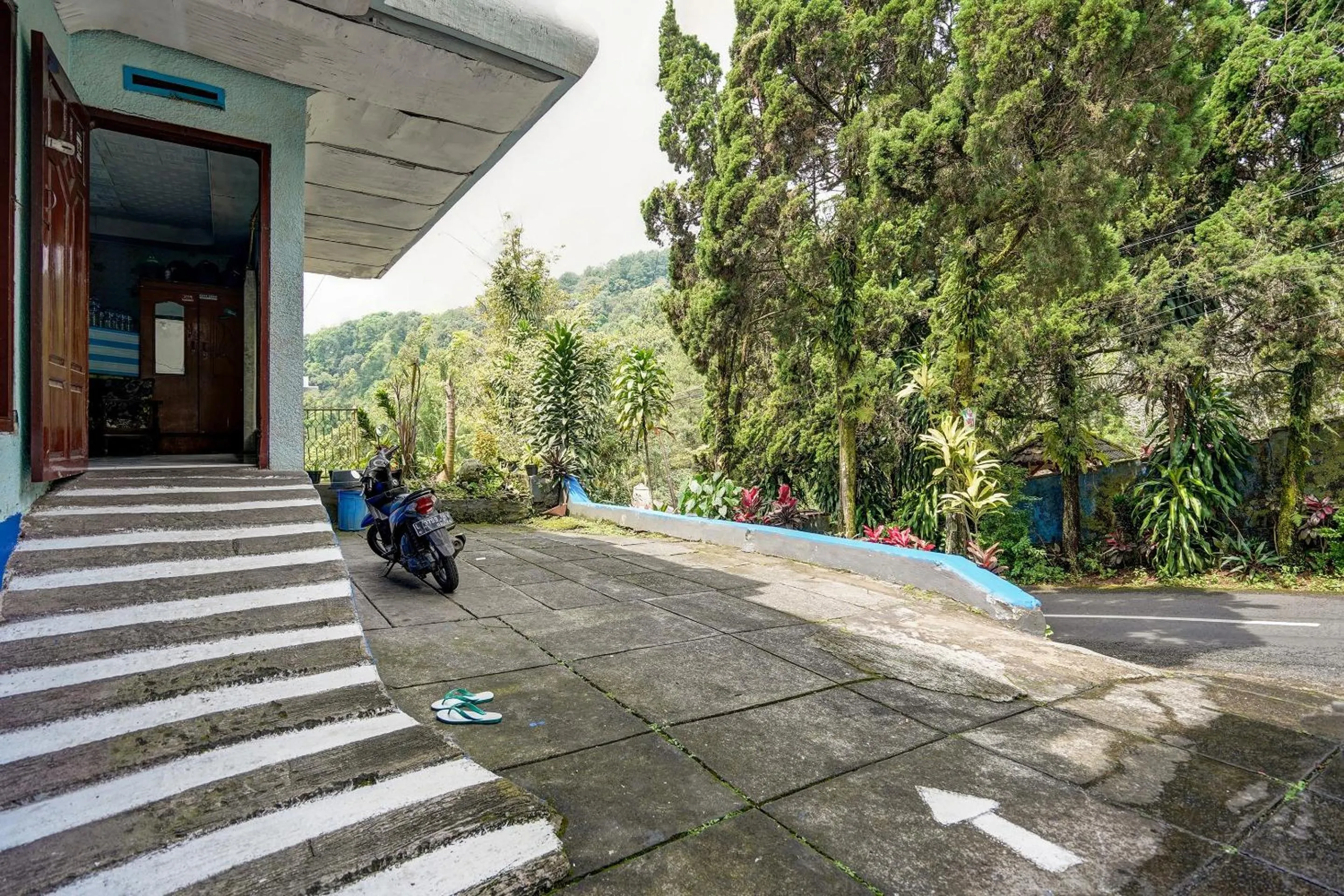 Facade/entrance in OYO Life 91060 Villa Wijaya Homestay