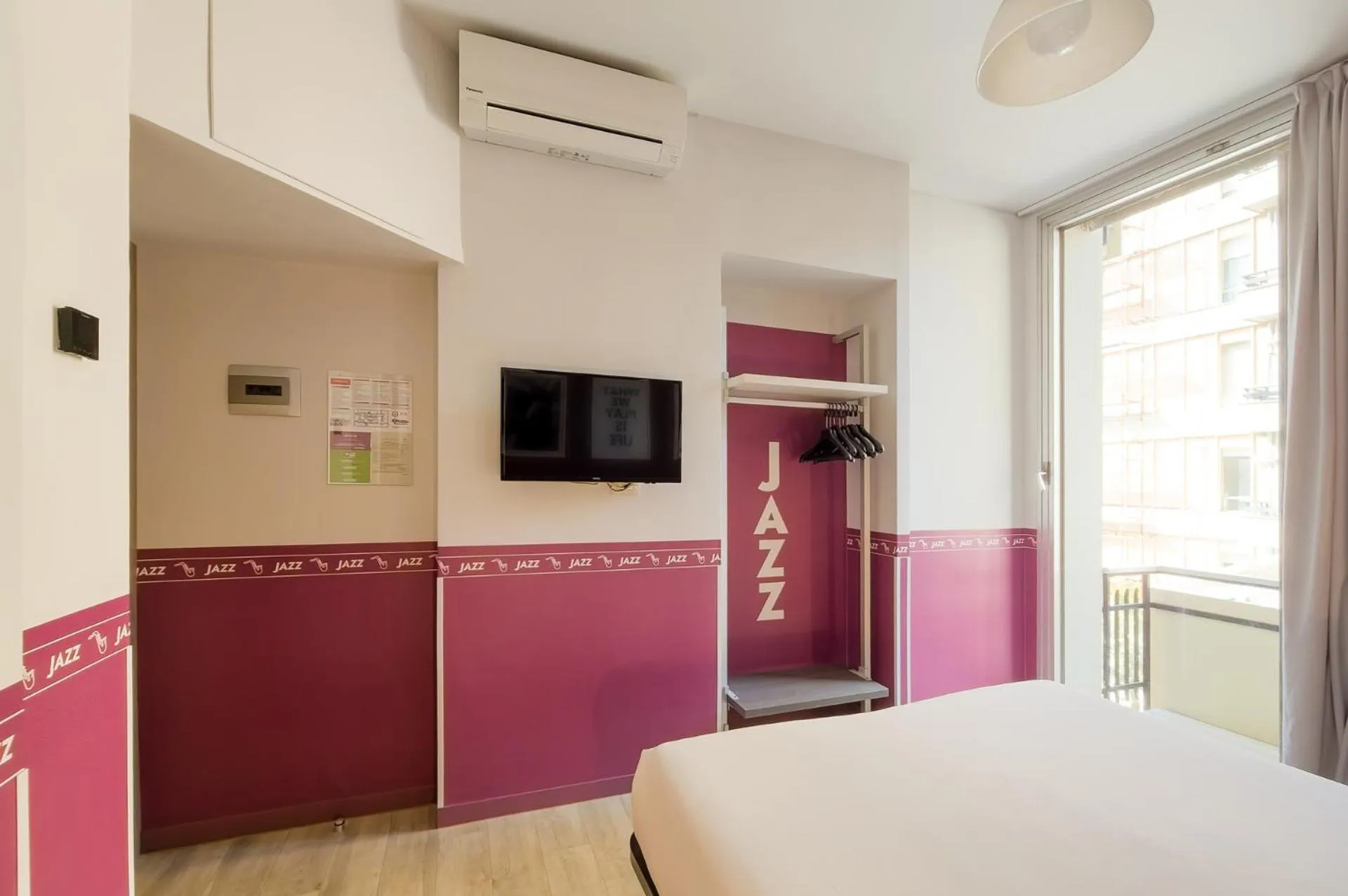 TV and multimedia, Bed in Hotel Nologo