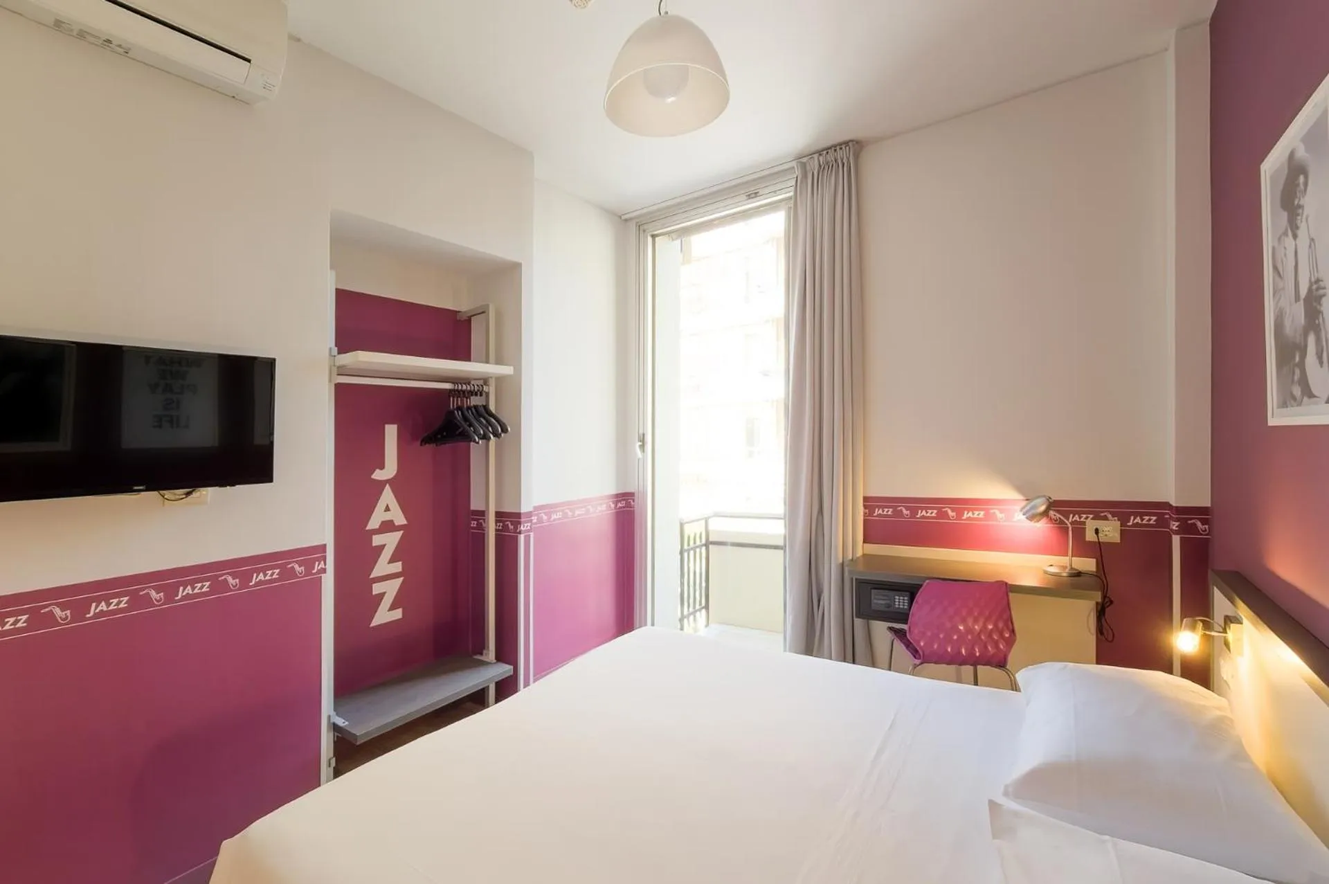 Bedroom, Bed in Hotel Nologo