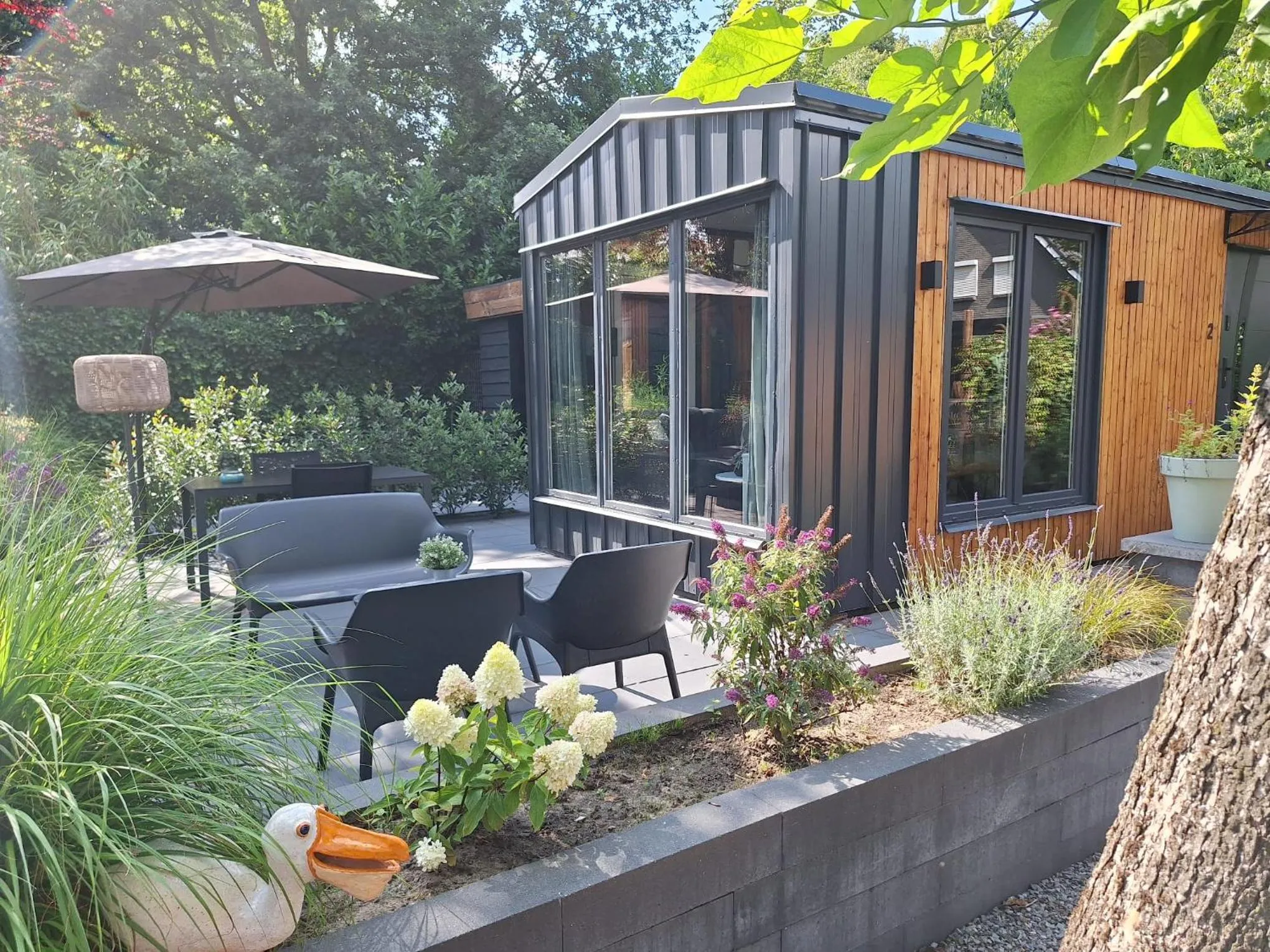 Garden in B&B Vierlingsbeek, Appartement en tuin-chalets