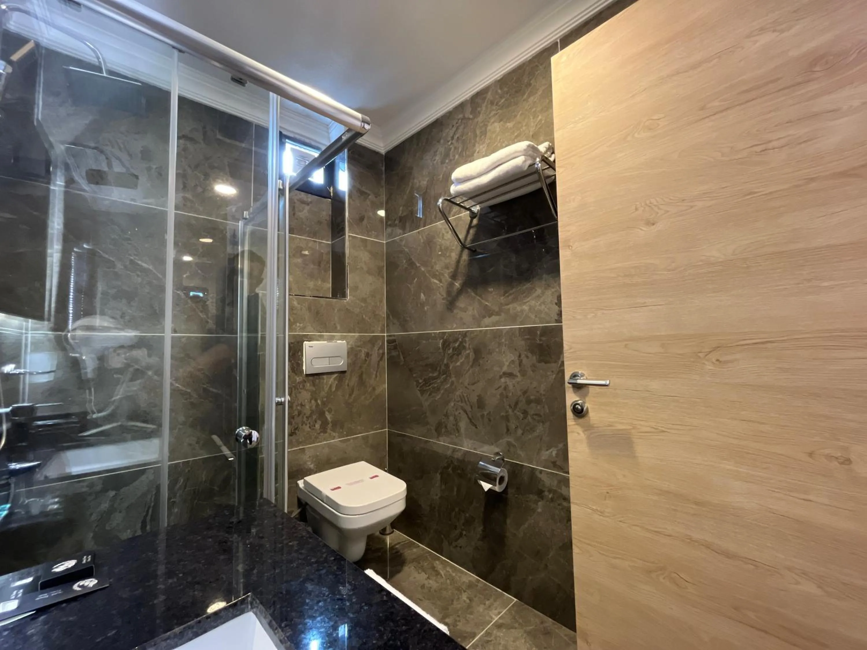 Bathroom in Avni Bey Otel