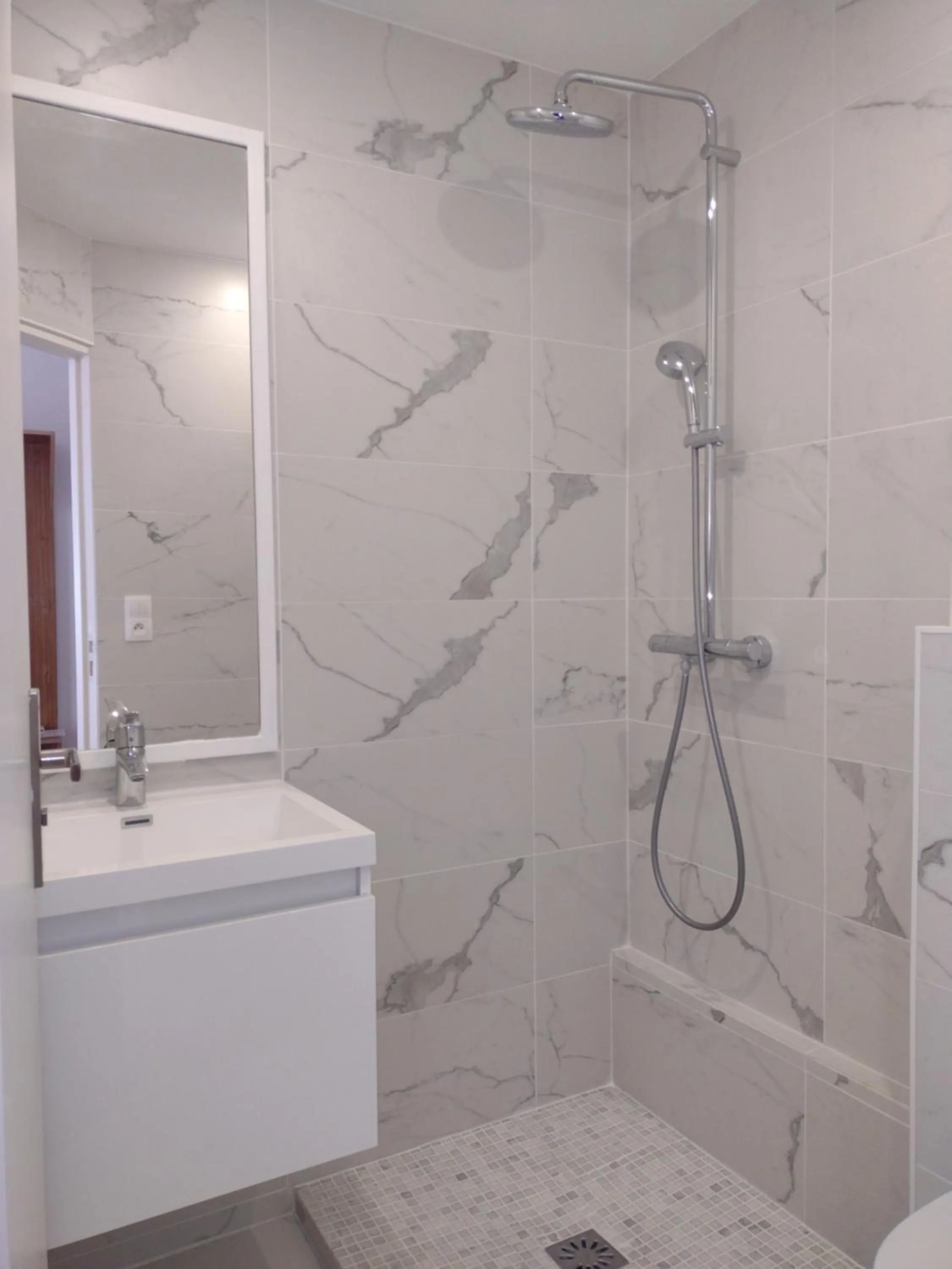 Bathroom in Dupleix Hotel