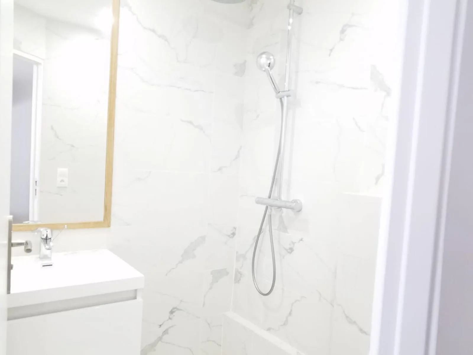 Shower in Dupleix Hotel