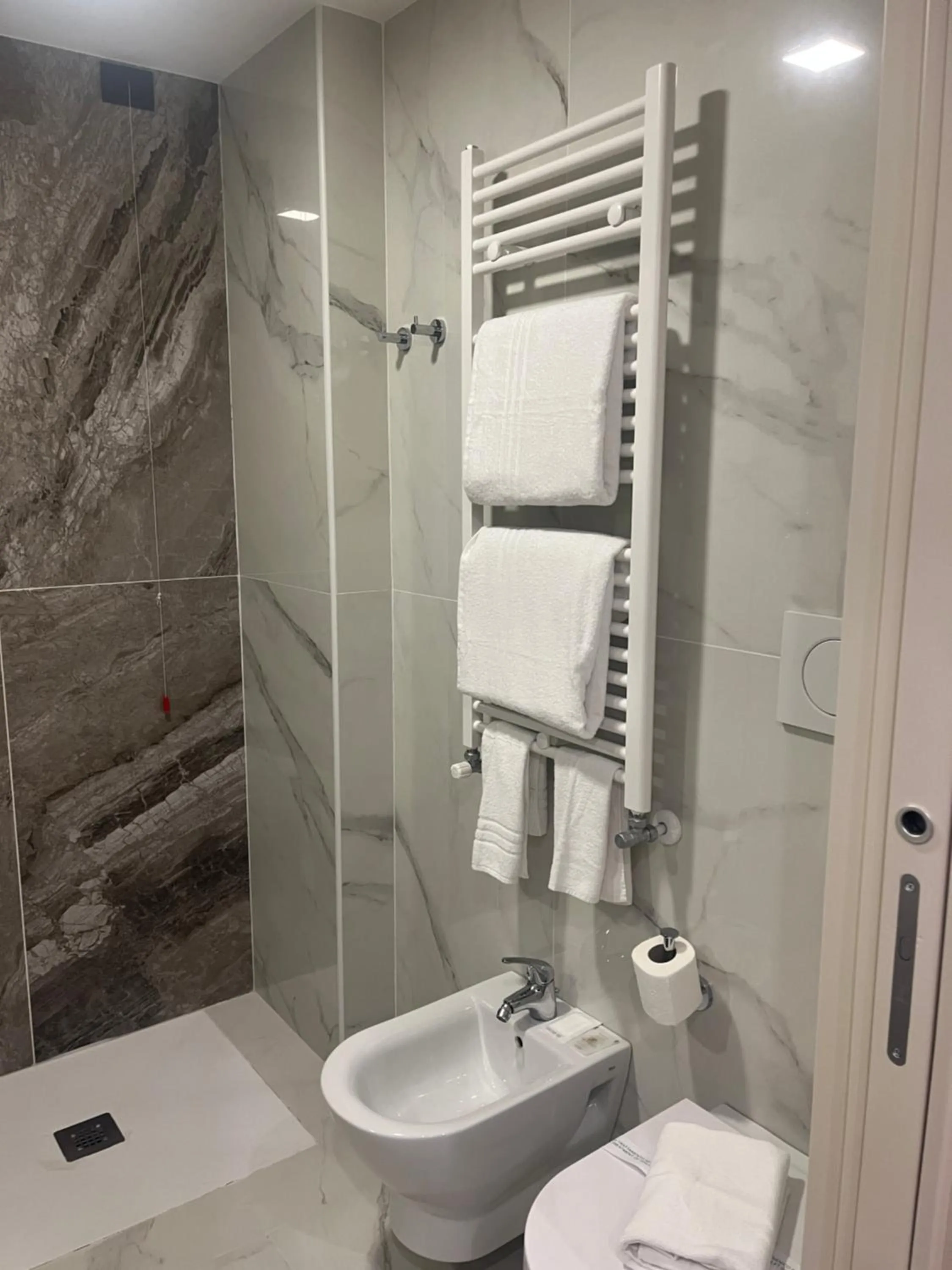 Shower in JR Hotels Bocconi Milano