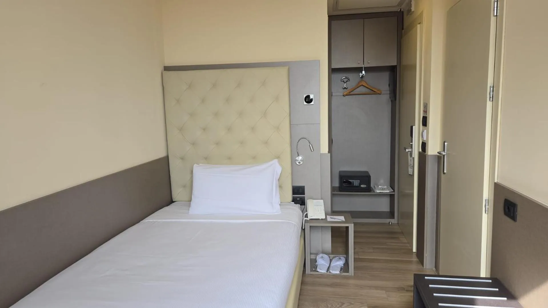 Bedroom, Bed in JR Hotels Bocconi Milano