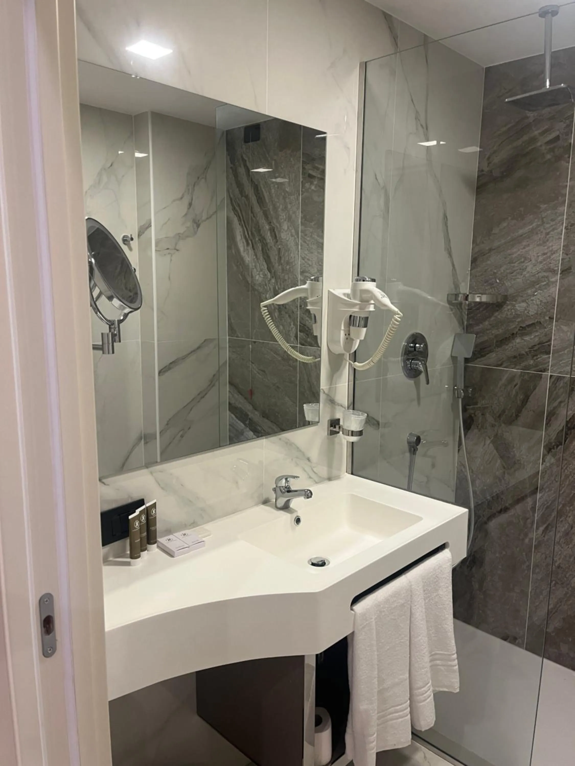 Shower in JR Hotels Bocconi Milano