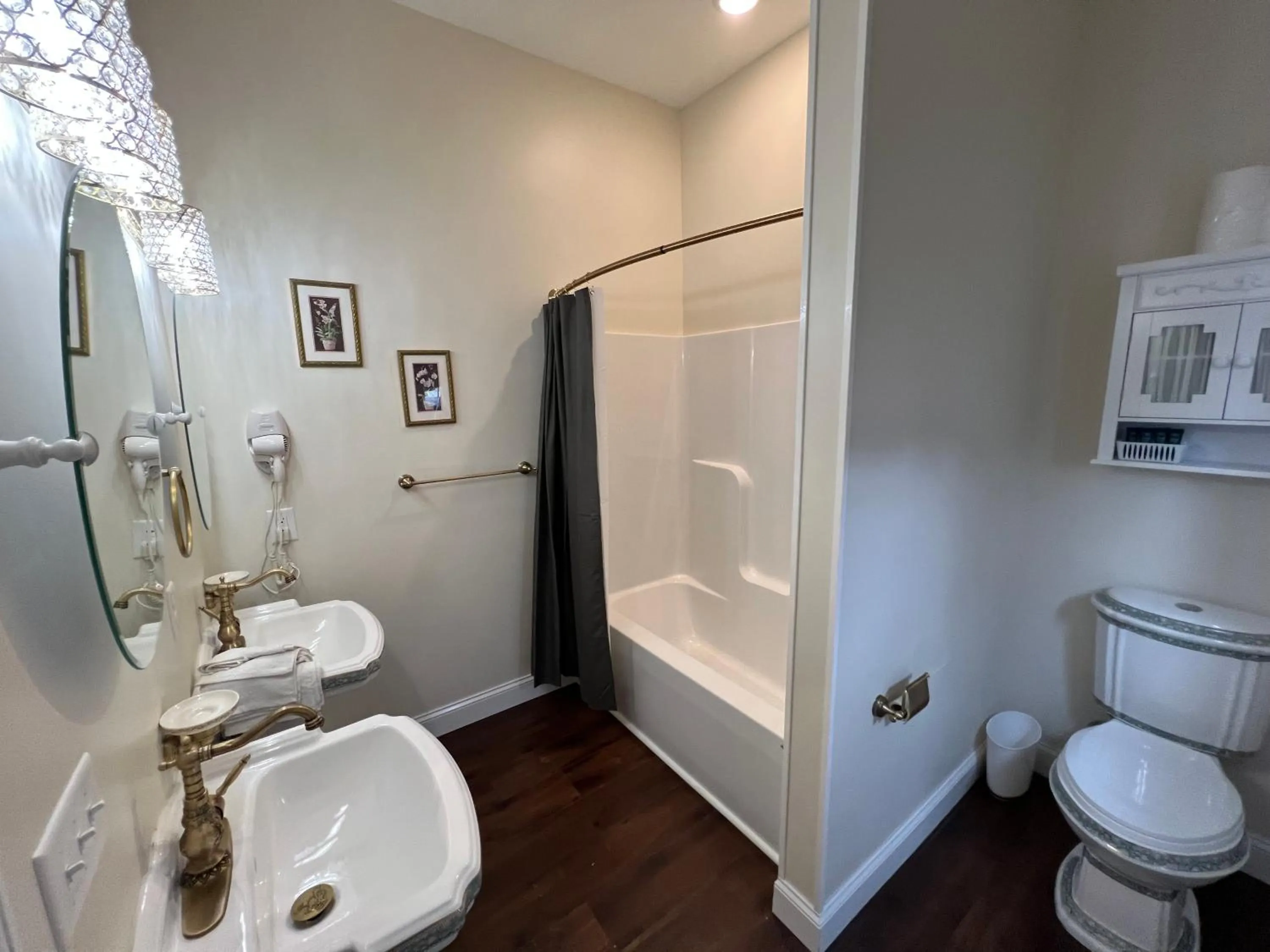 Bathroom in Holland Farmhouse Inn B&B