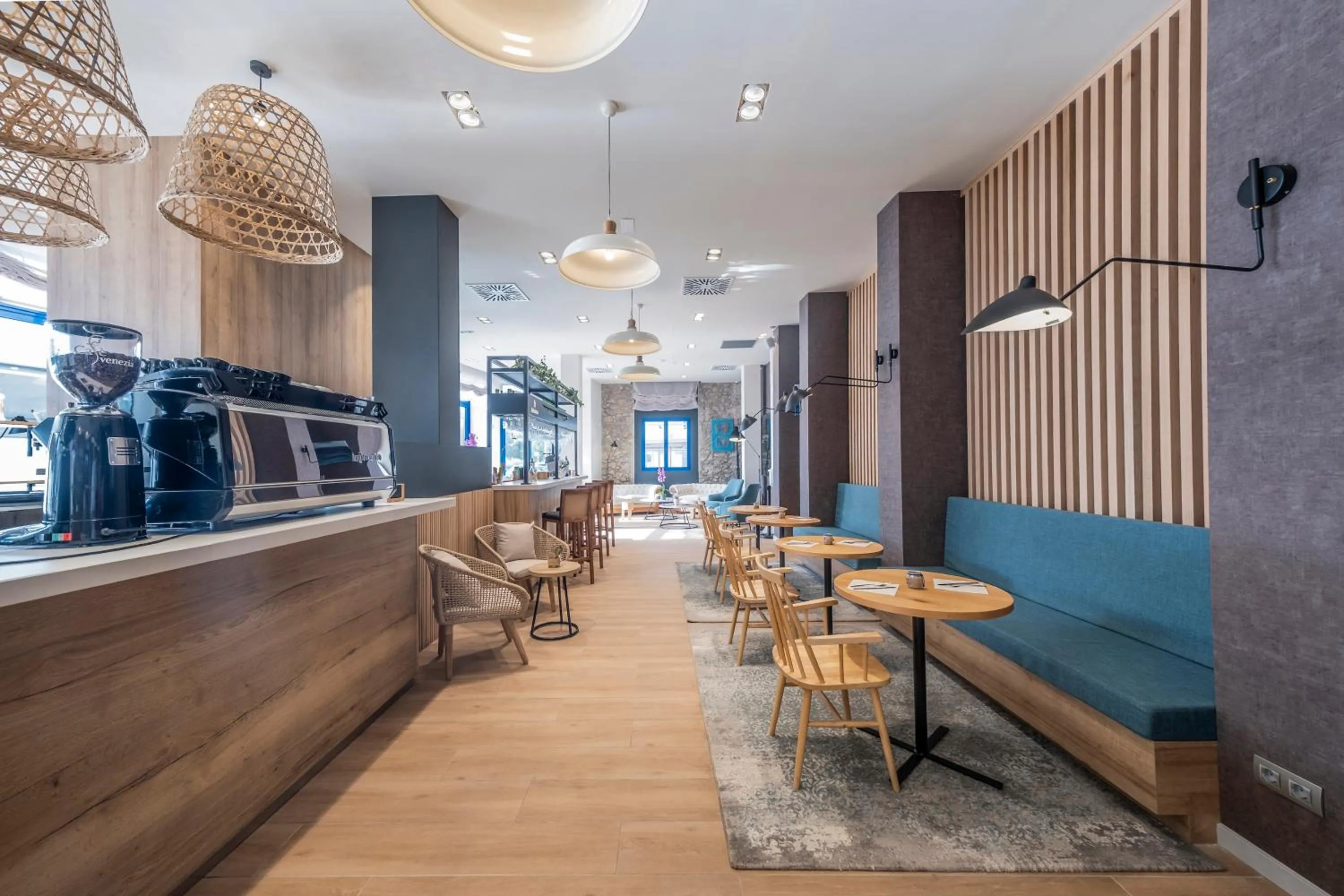 Restaurant/places to eat in Hotel Voramar