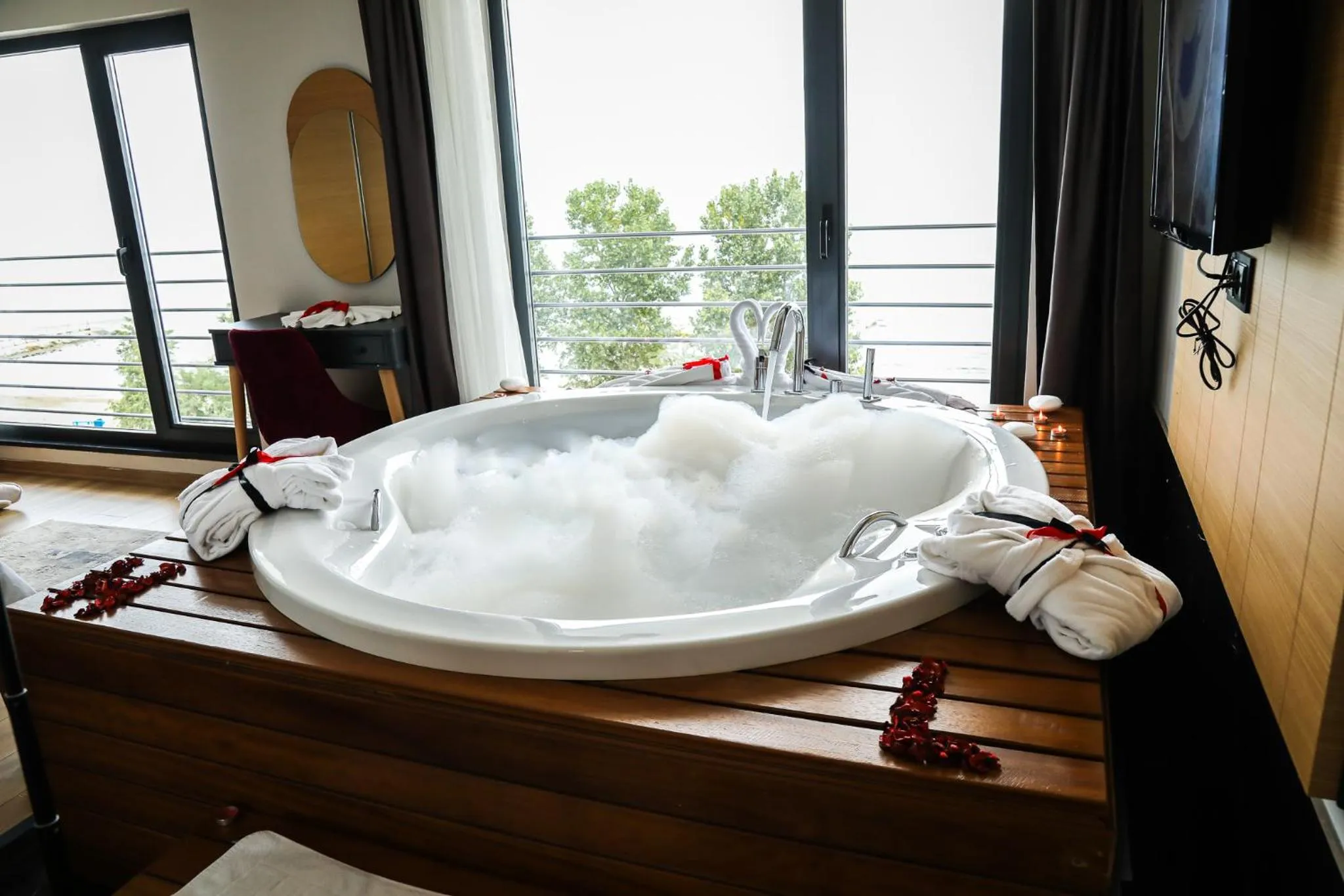 Hot Tub in Şehrar Suite Hotel