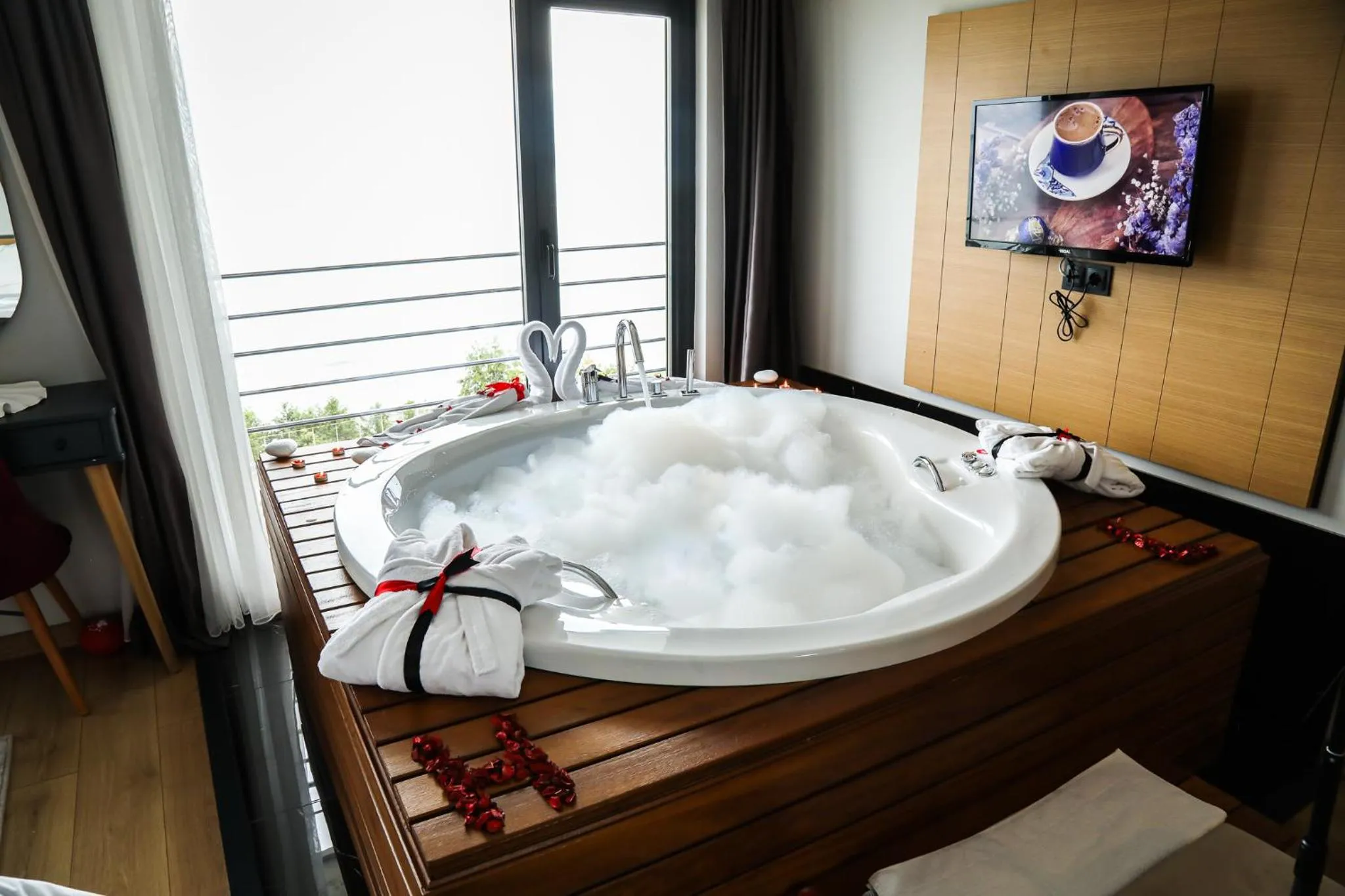 Hot Tub in Şehrar Suite Hotel
