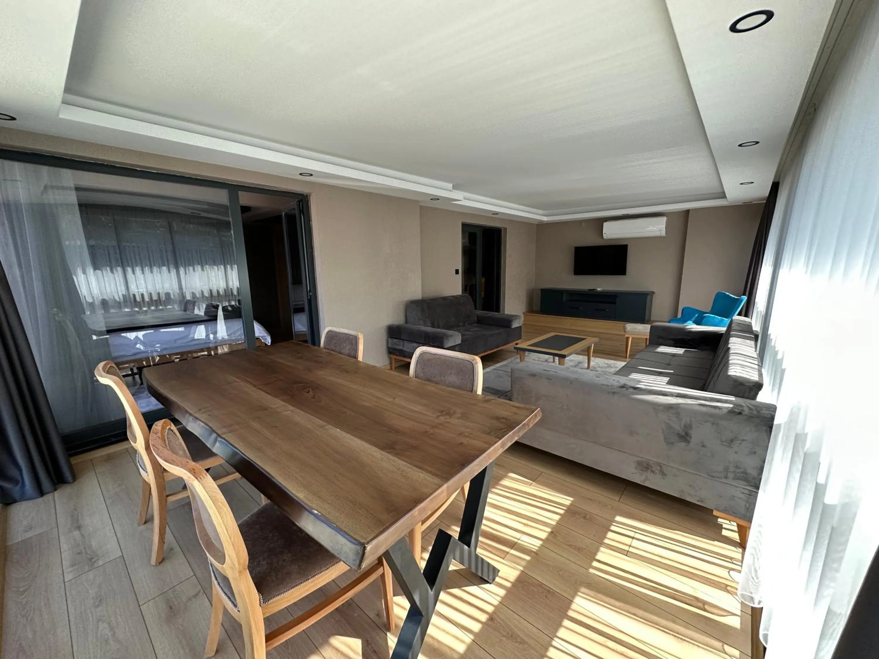 Communal lounge/ TV room in Şehrar Suite Hotel