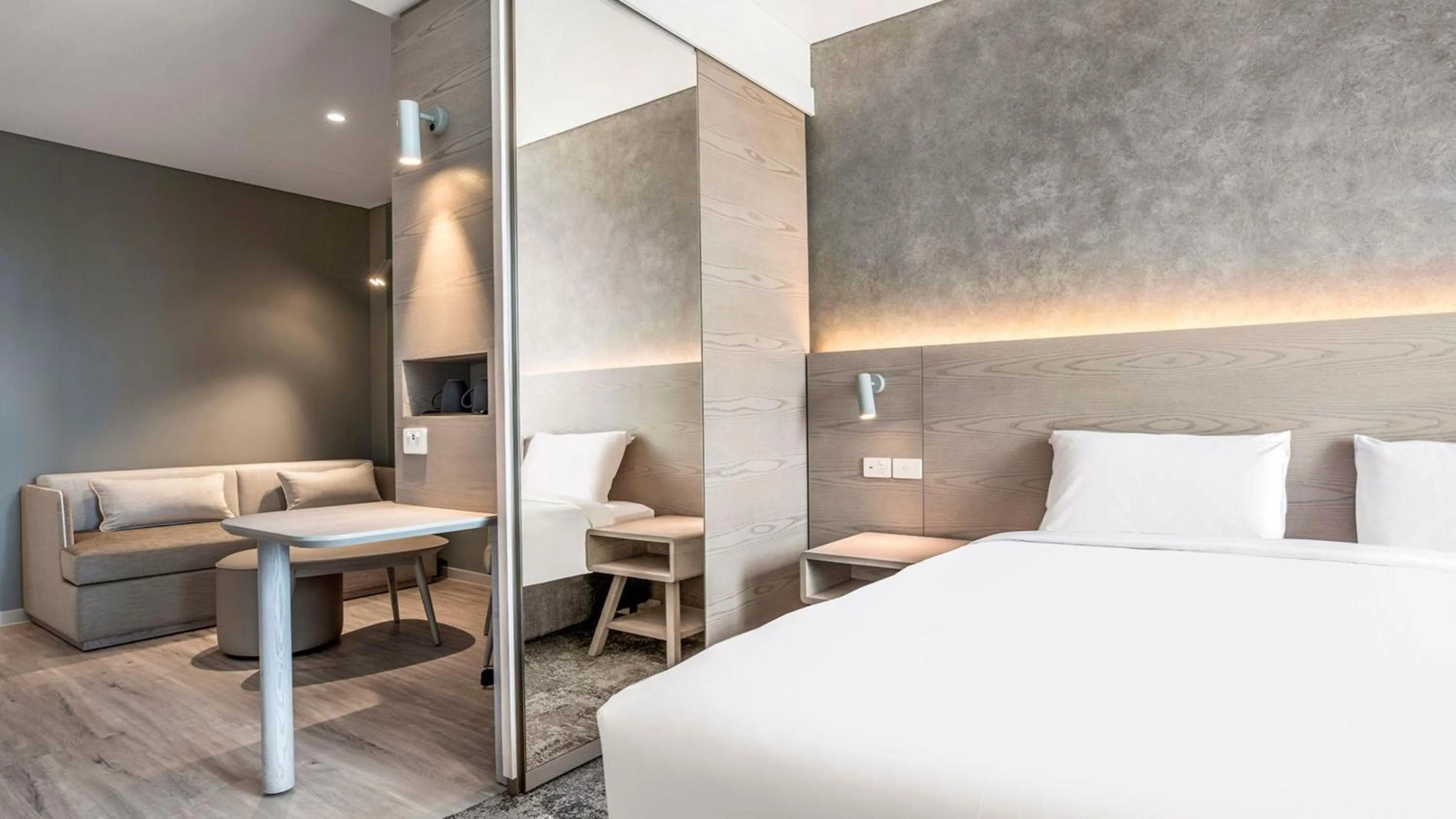 Guests, Bed in Holiday Inn Express & Suites Sunshine Coast by IHG