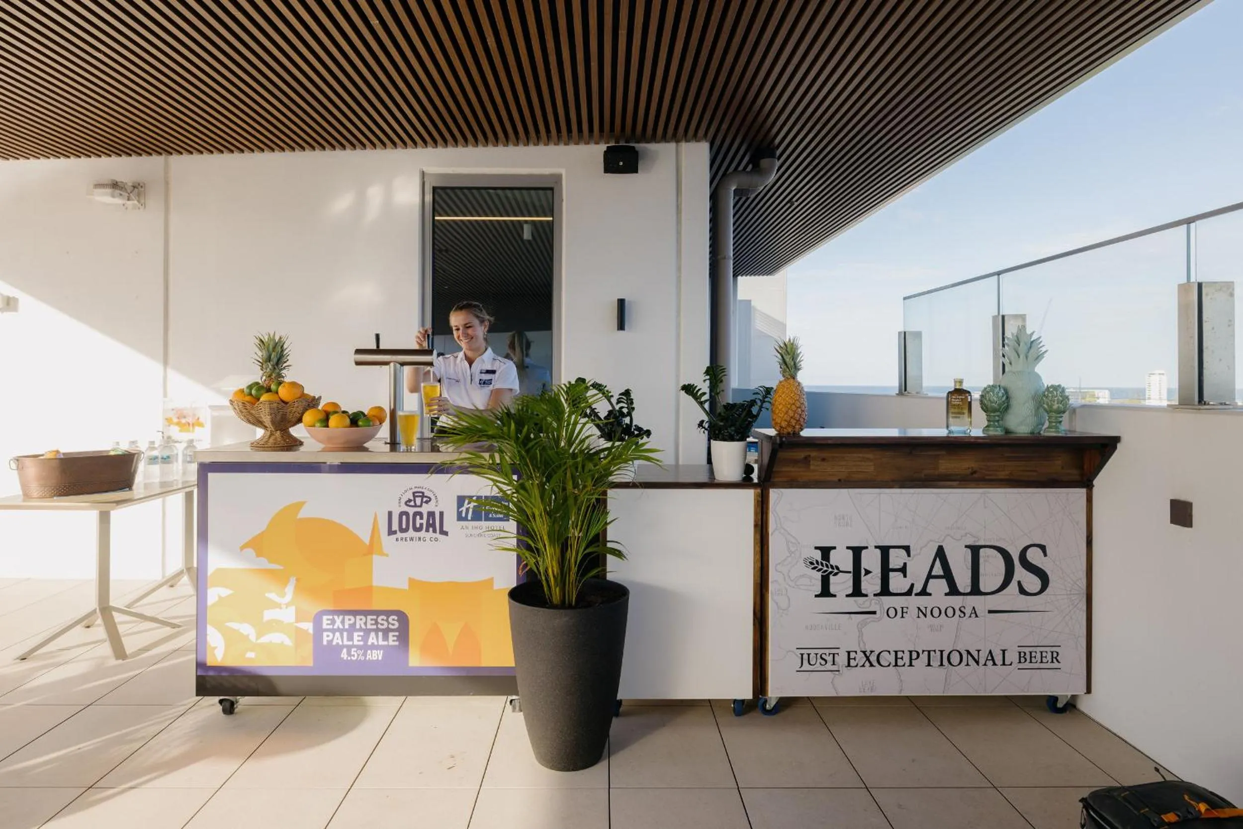 Lounge or bar in Holiday Inn Express & Suites Sunshine Coast by IHG