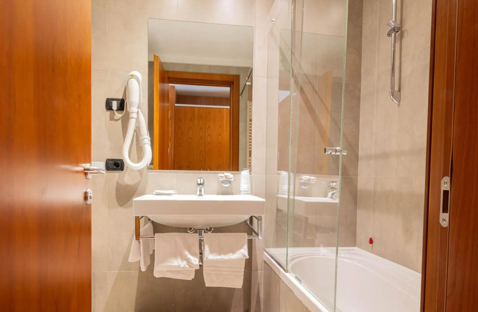 Shower in Hotel Mavino