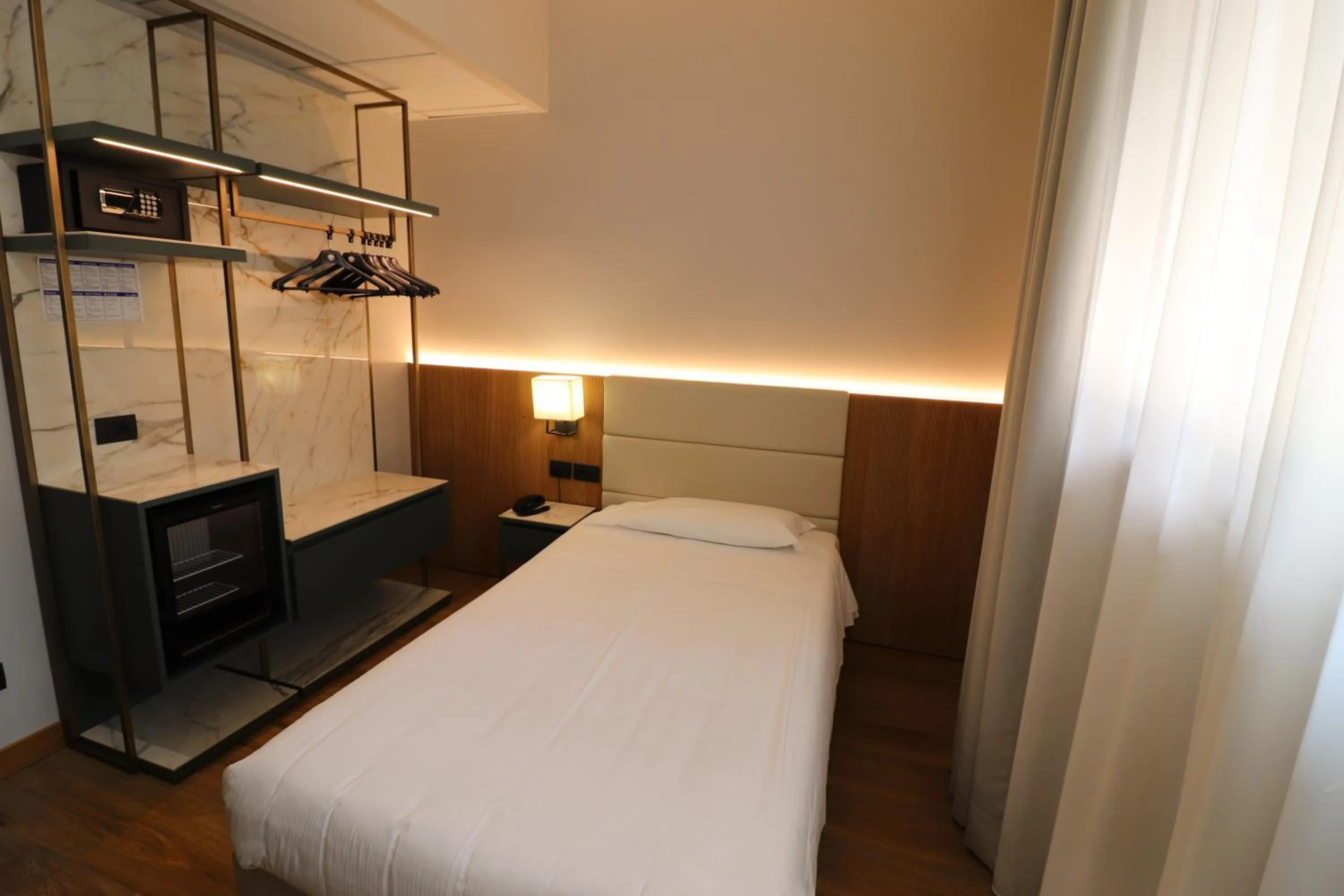 Bedroom, Bed in Hotel Domenichino