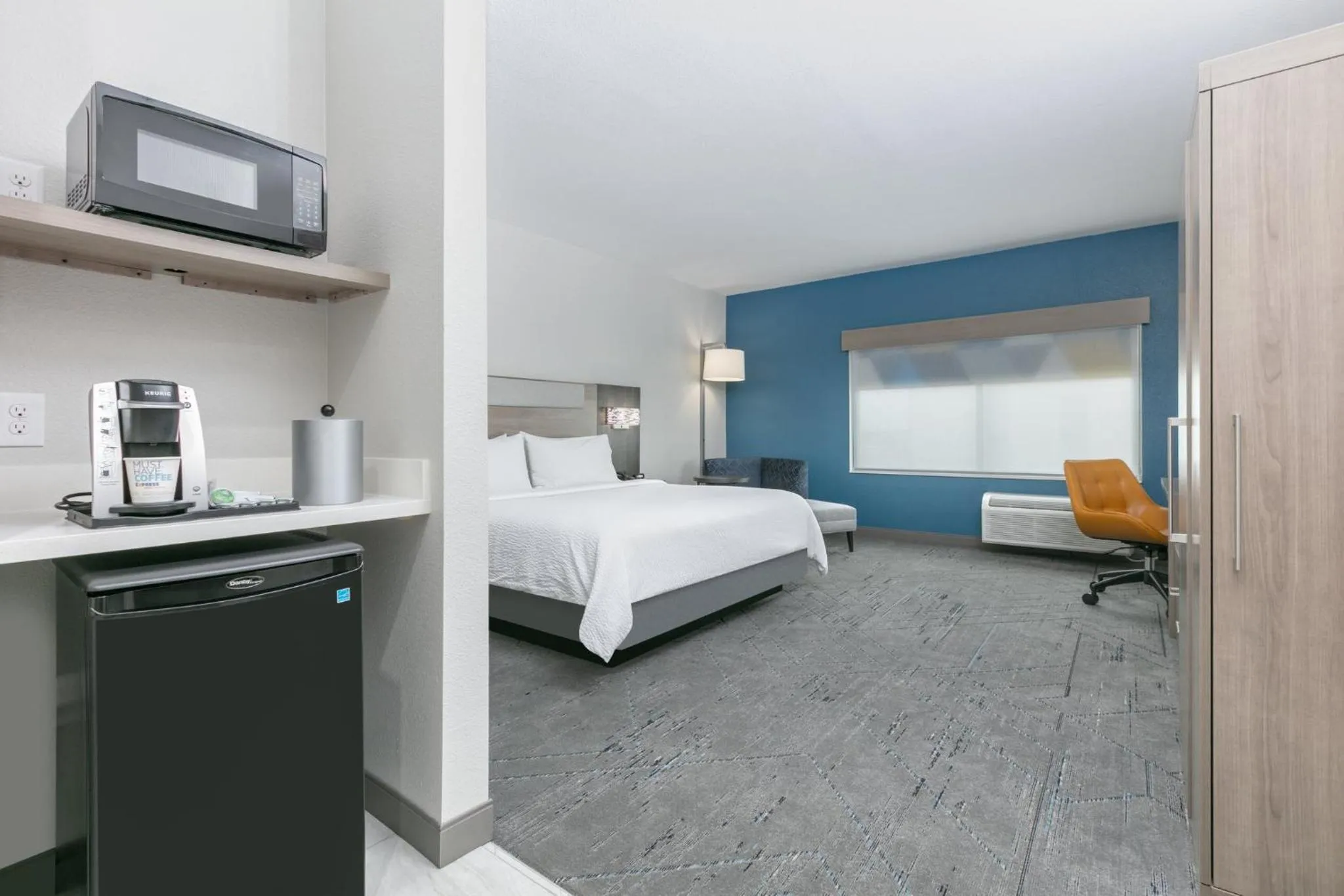 Photo of the whole room, Bed in HOLIDAY INN EXPRESS & SUITES DALLAS PLANO NORTH by IHG