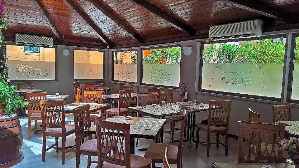 Restaurant/places to eat in Hotel d'Este