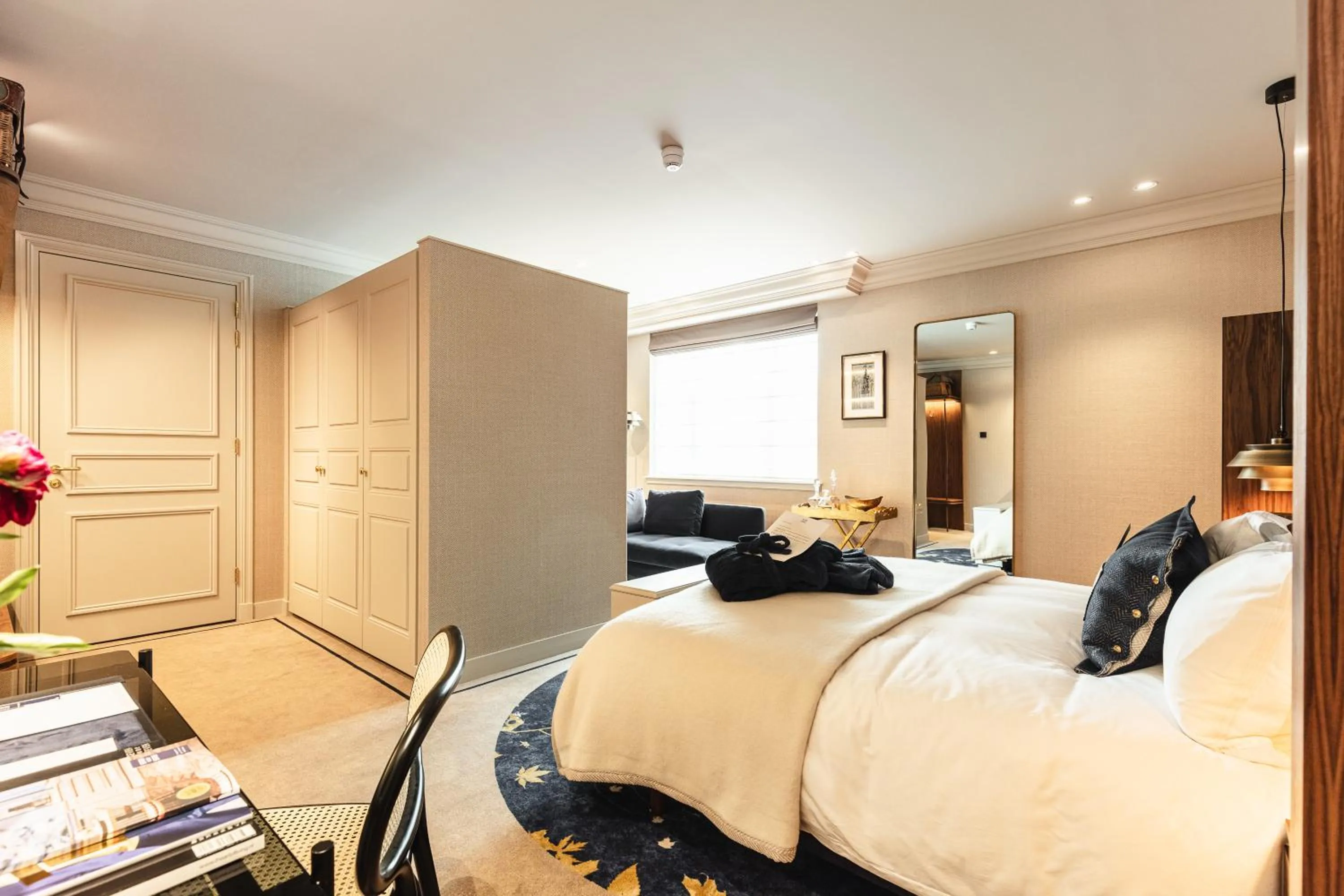 Bedroom, Bed in Hotel 717