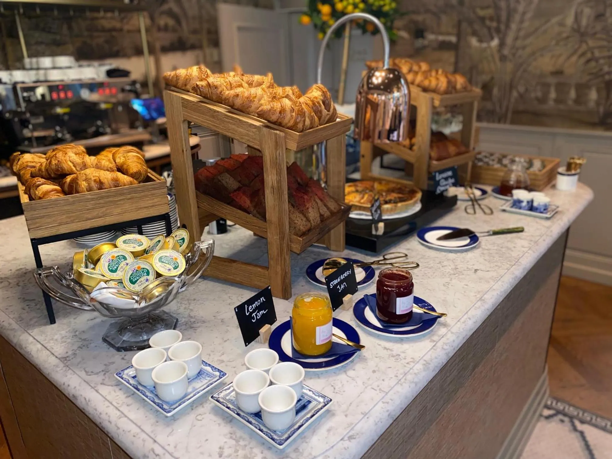 Breakfast in Hotel 717