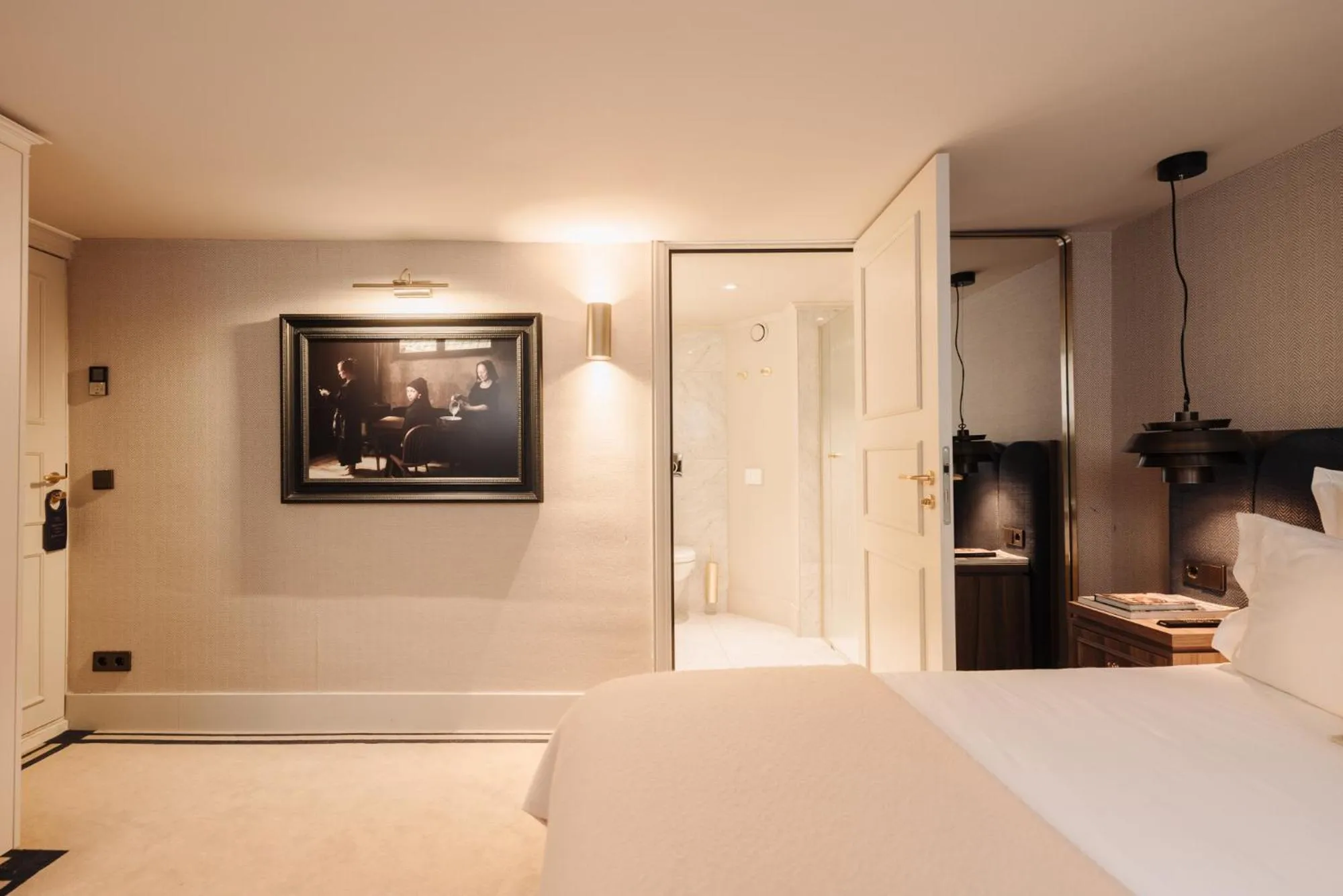 Bedroom, Bed in Hotel 717