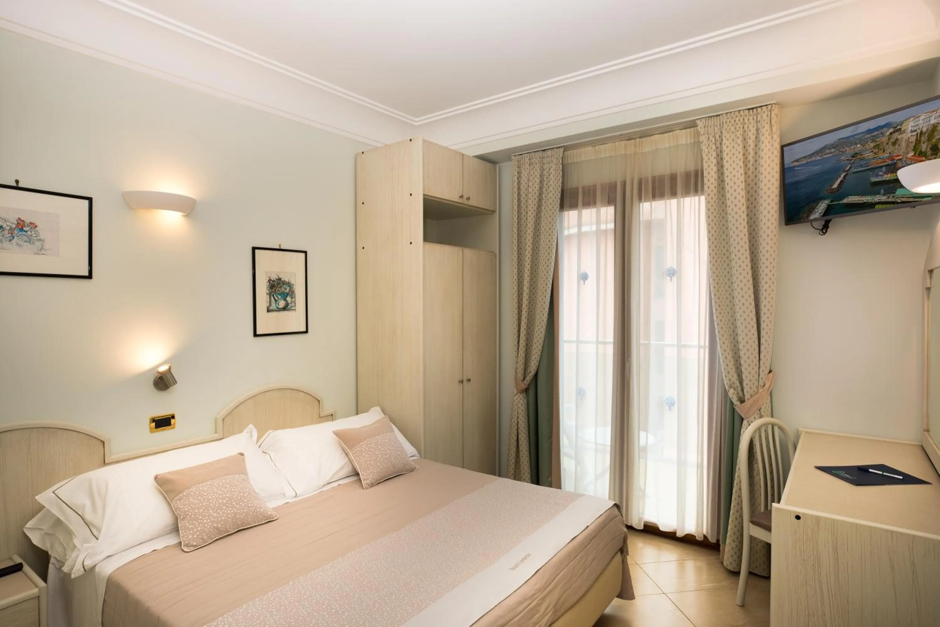 Photo of the whole room, Bed in Hotel Gardenia Sorrento, Ascend Hotel Collection