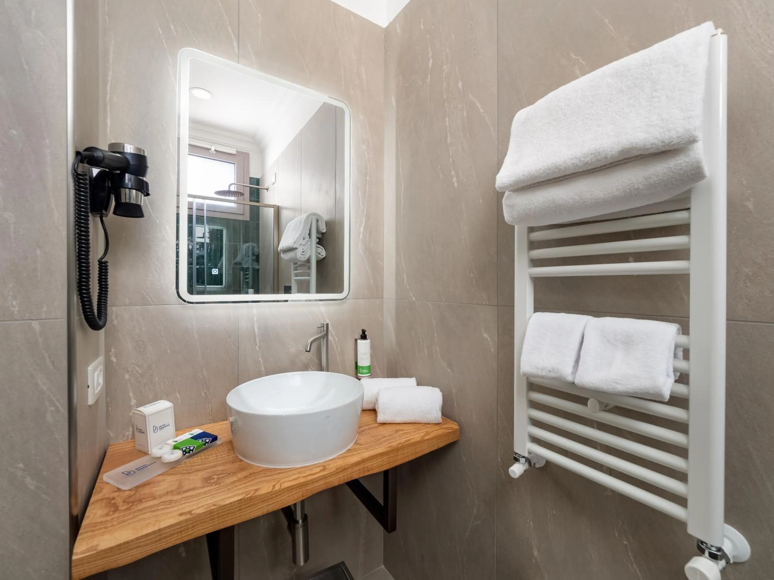 Bathroom in Hotel Gardenia Sorrento, Ascend Hotel Collection
