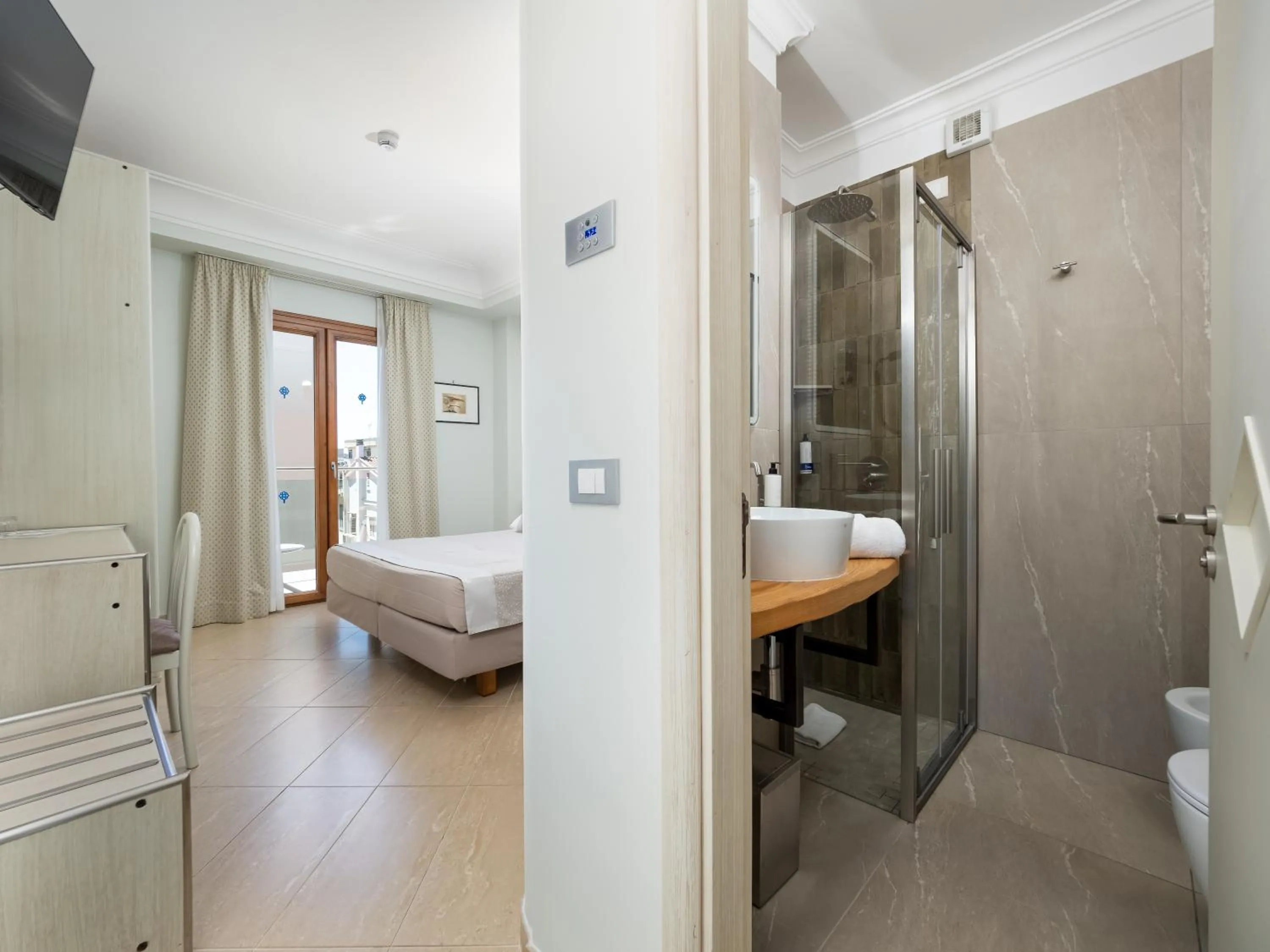 Bathroom, Bed in Hotel Gardenia Sorrento, Ascend Hotel Collection