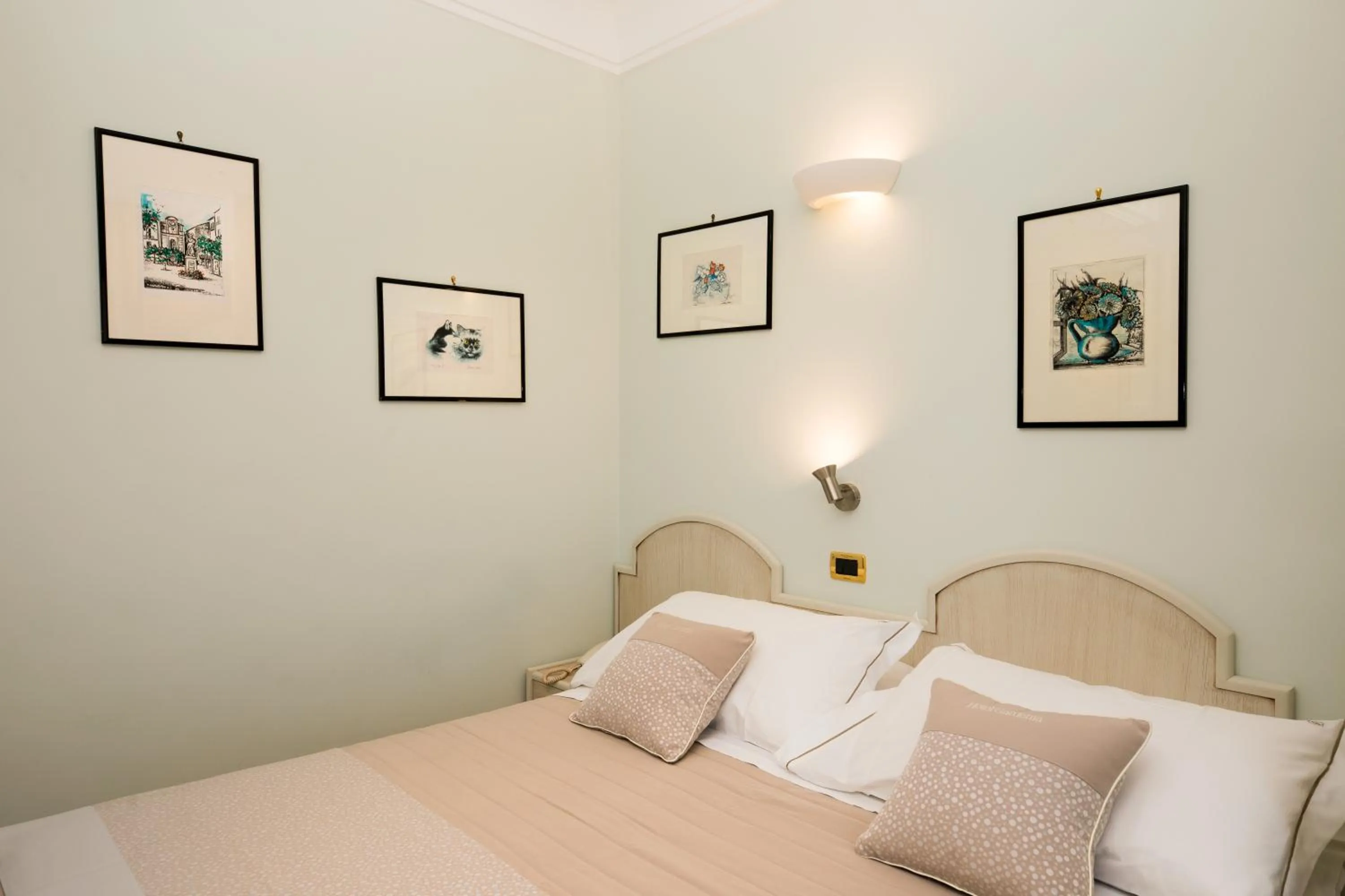 Bedroom, Bed in Hotel Gardenia Sorrento, Ascend Hotel Collection