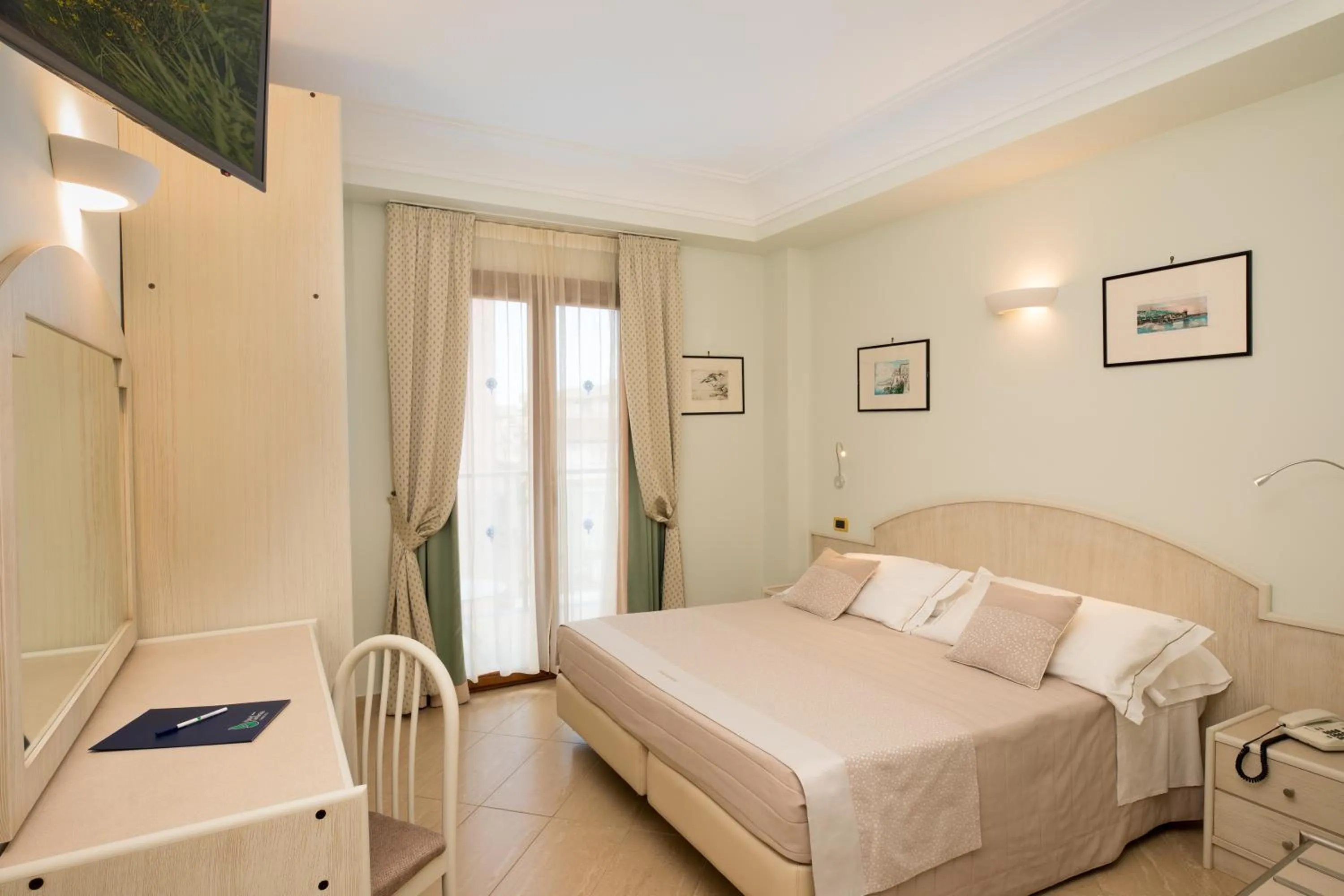 Photo of the whole room, Bed in Hotel Gardenia Sorrento, Ascend Hotel Collection