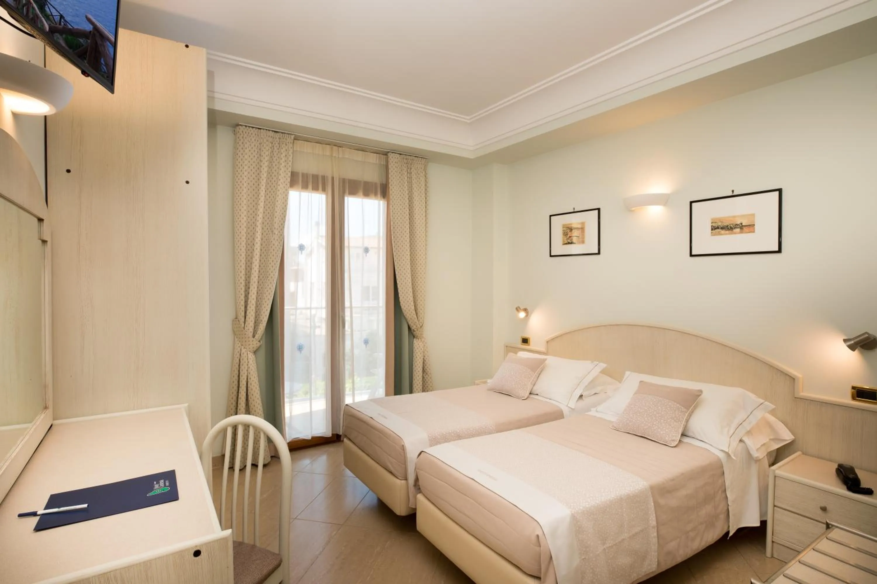 Photo of the whole room, Bed in Hotel Gardenia Sorrento, Ascend Hotel Collection