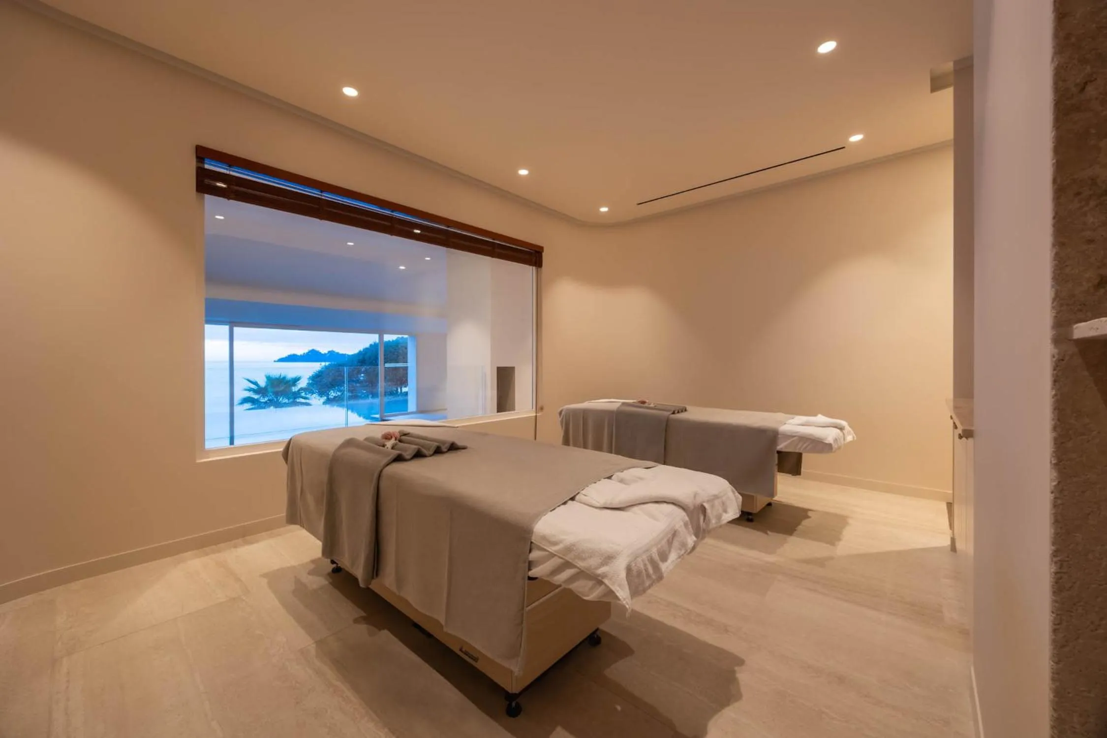 Massage, Bed in Hotel Continental