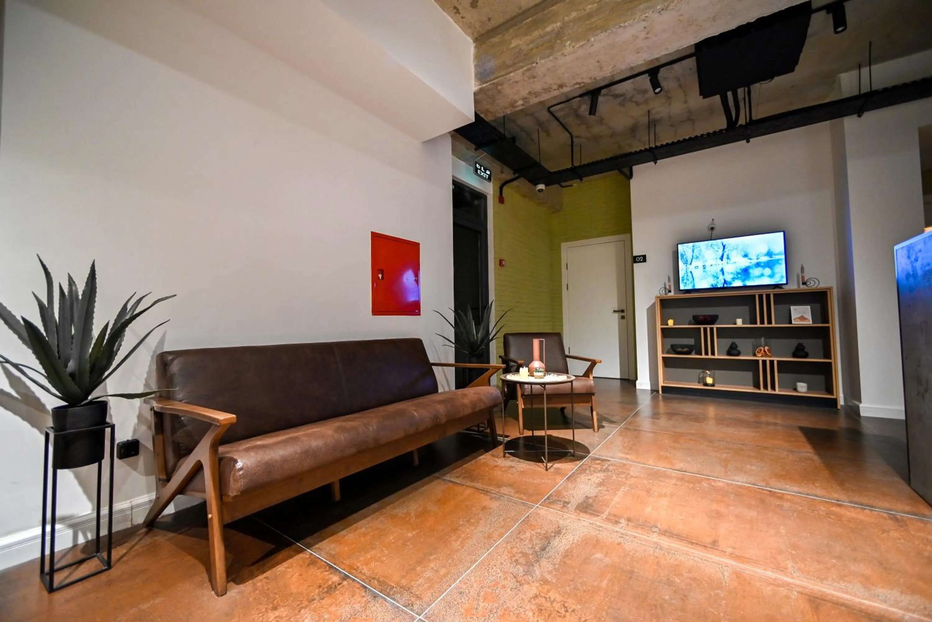 Communal lounge/ TV room in Rooms Apart Hotel by RED