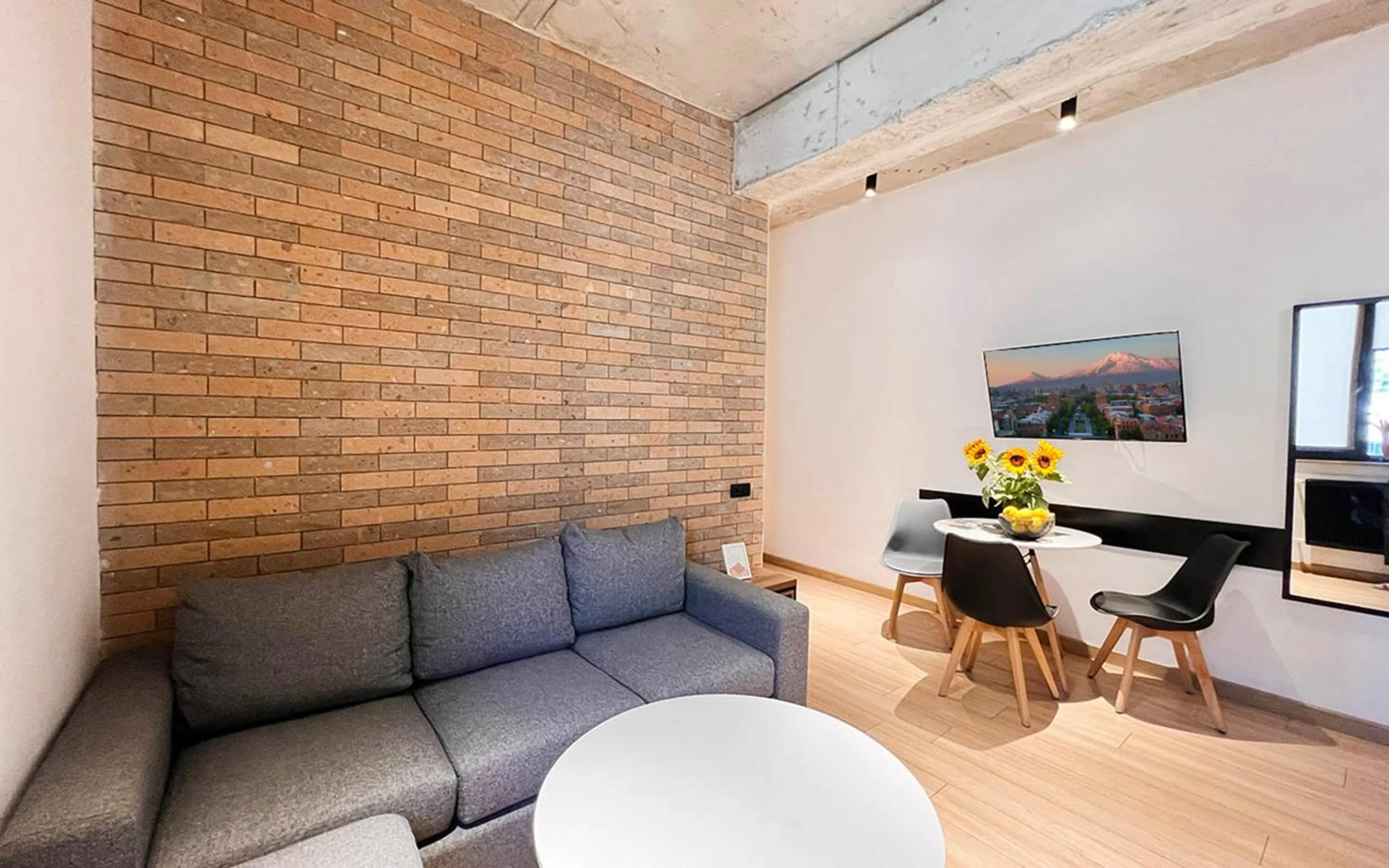 TV and multimedia in Rooms Apart Hotel by RED