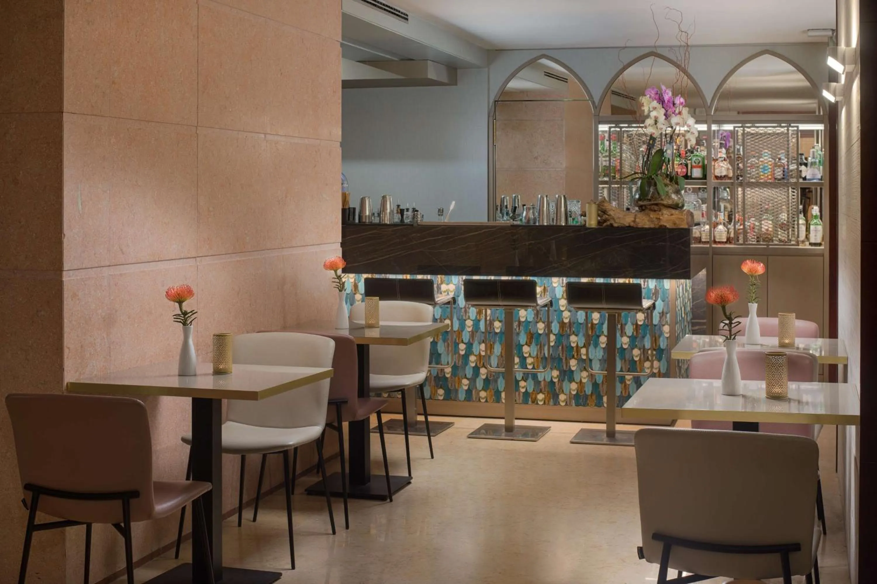 Lounge or bar in NH Palermo