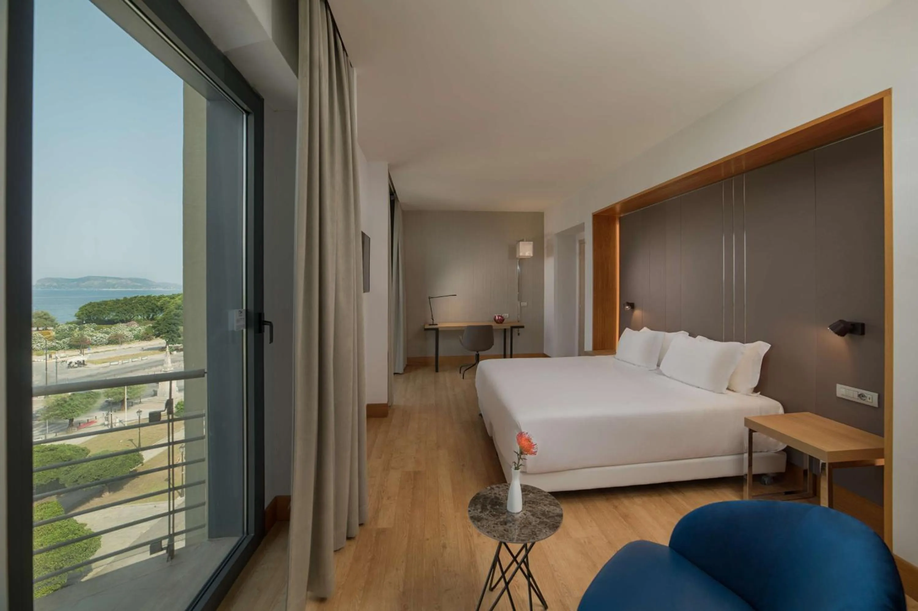 Photo of the whole room, Bed in NH Palermo