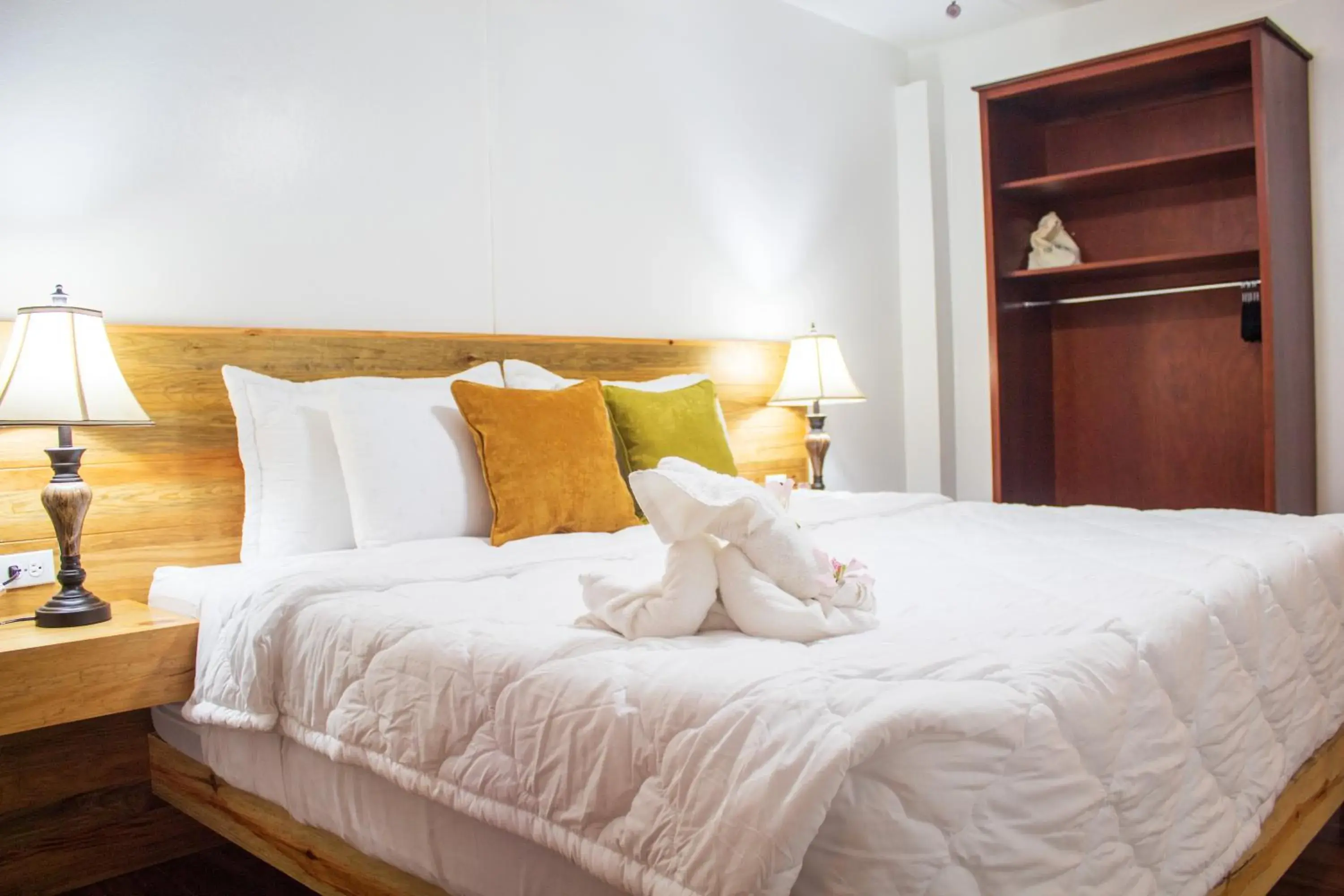 Queen Room with Garden View in Hotel and Dive Center Roatan Yacht Club Queen Room with Garden View in Hotel and Dive Center Roatan Yacht Club