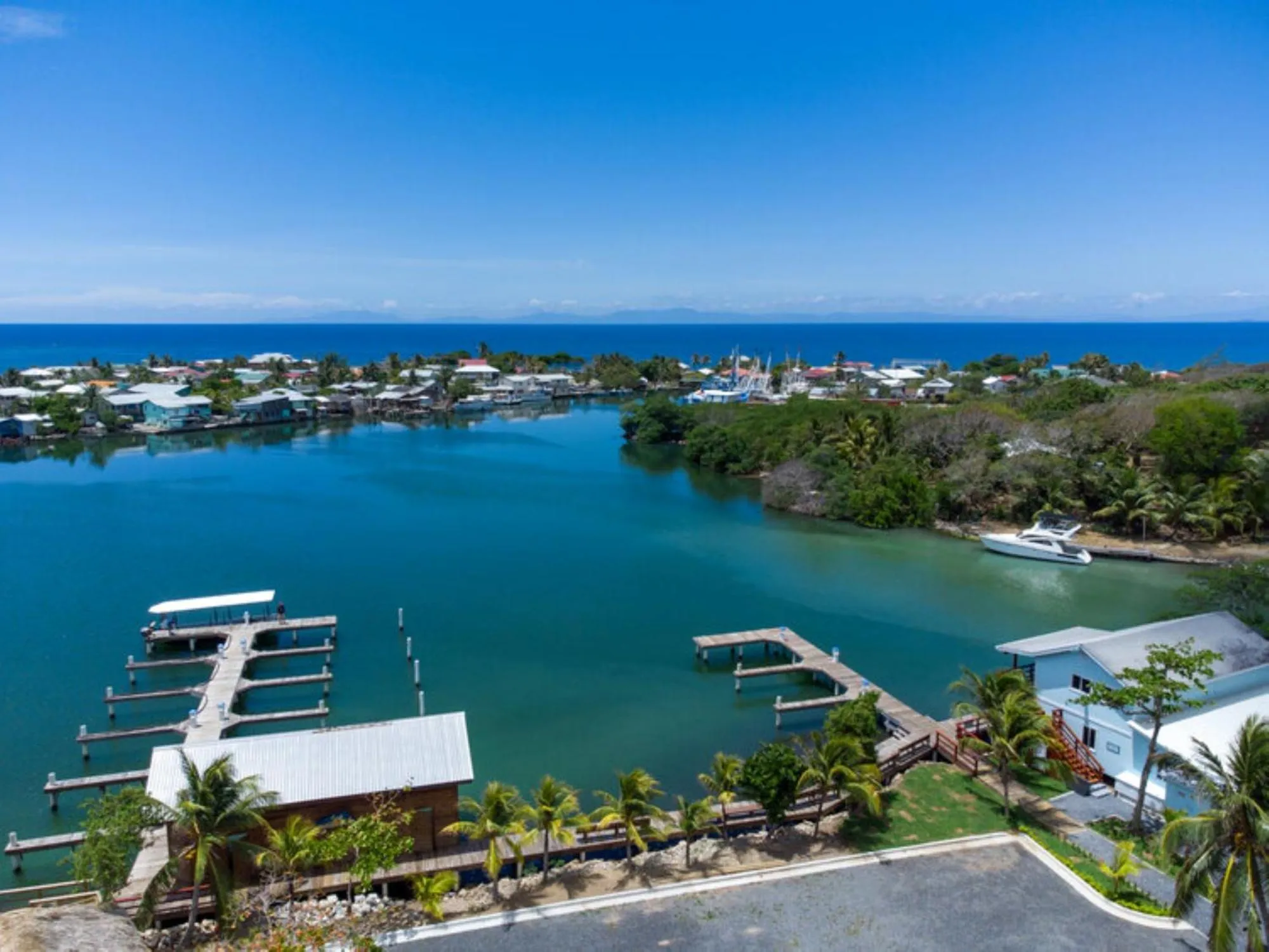Natural landscape in Hotel and Dive Center Roatan Yacht Club