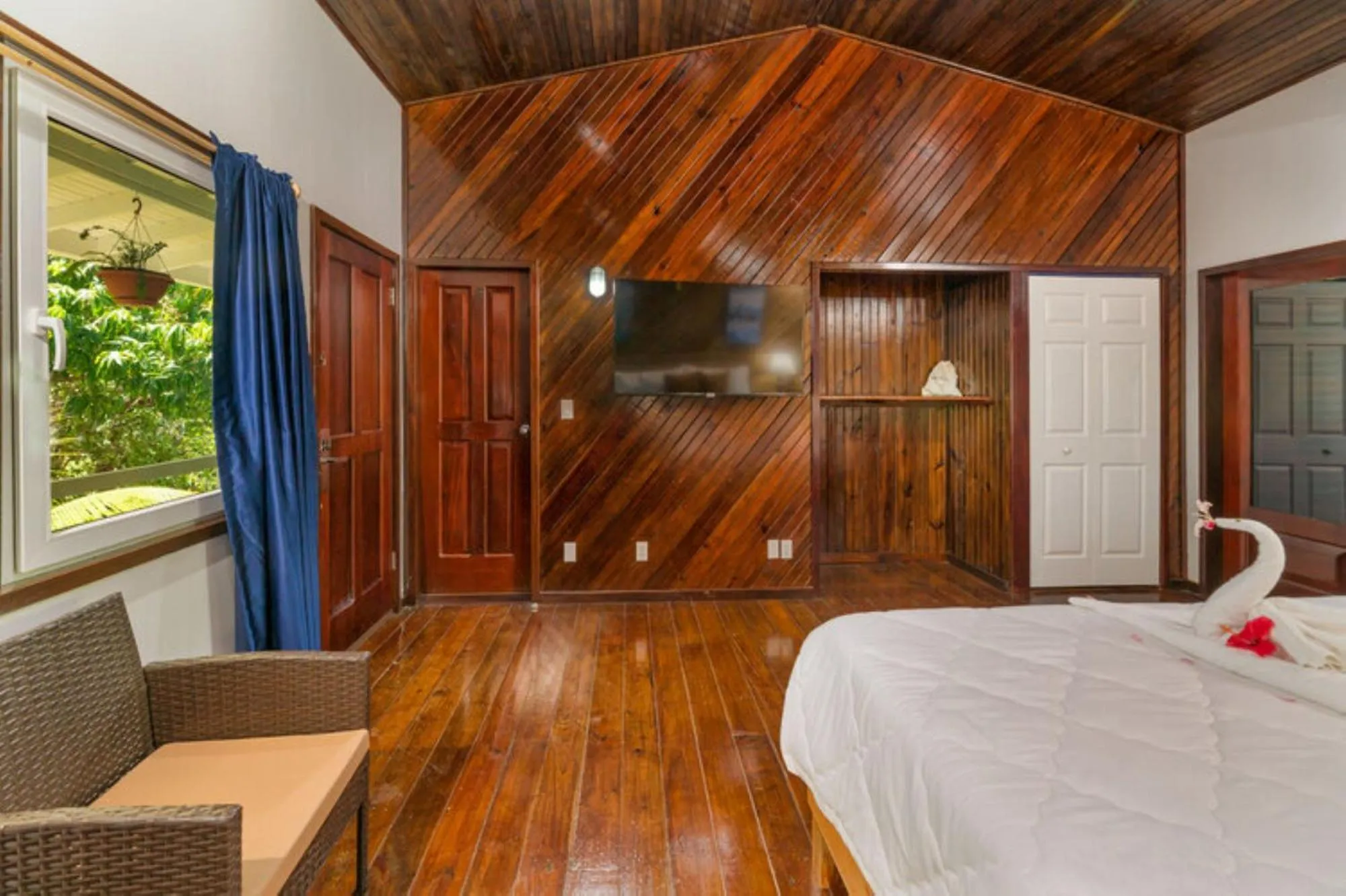 Communal lounge/ TV room, Bed in Hotel and Dive Center Roatan Yacht Club