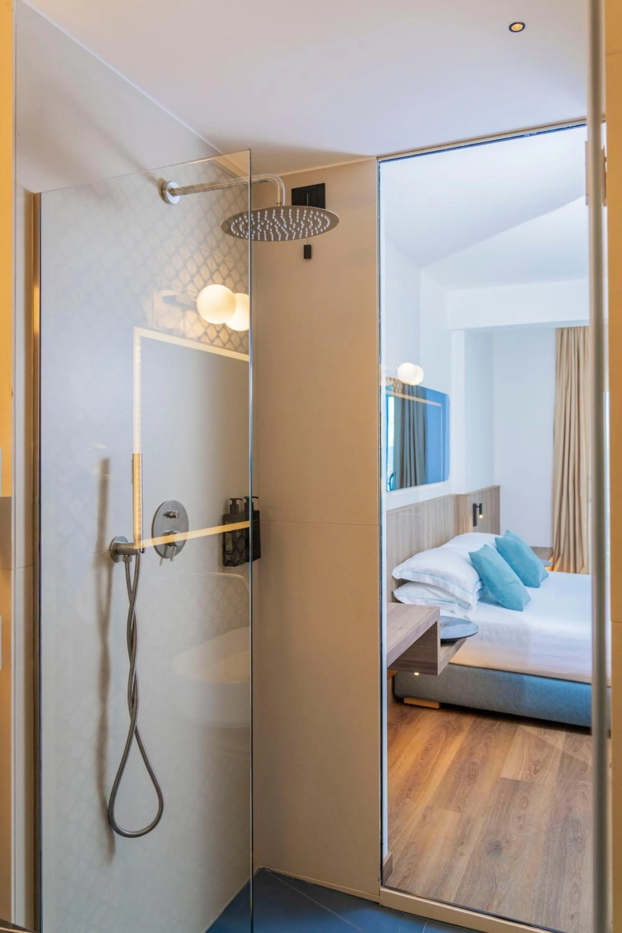 Shower, Bed in Le Rose Spa Hotel