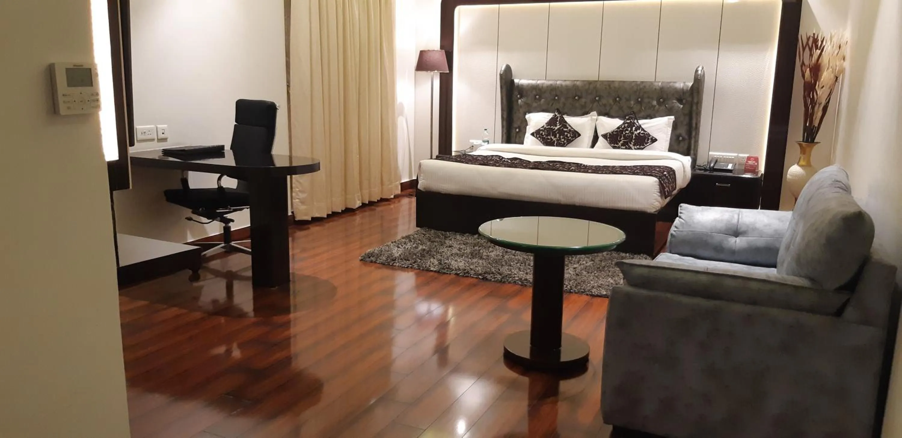 Living room, Bed in Grand Geet Hotels