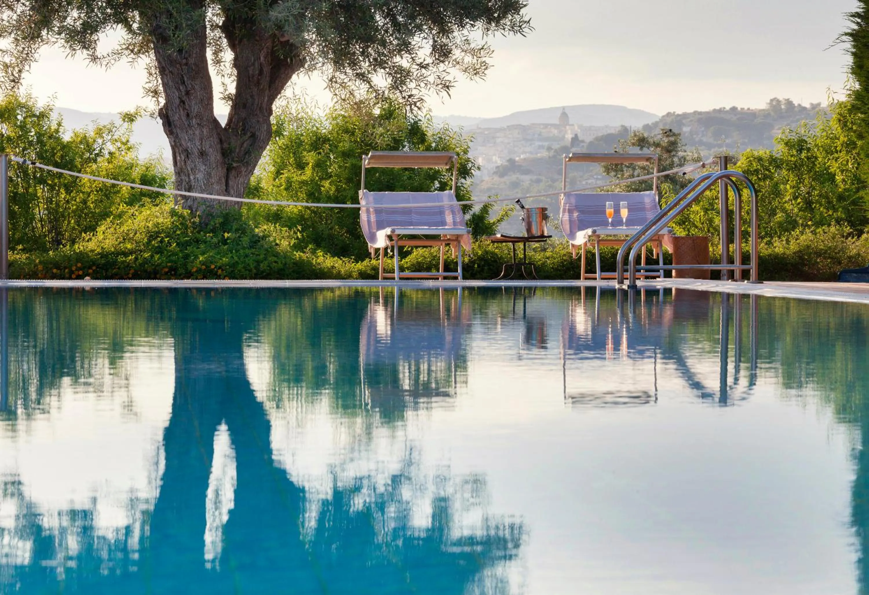 Swimming pool in Hotel Villa Favorita