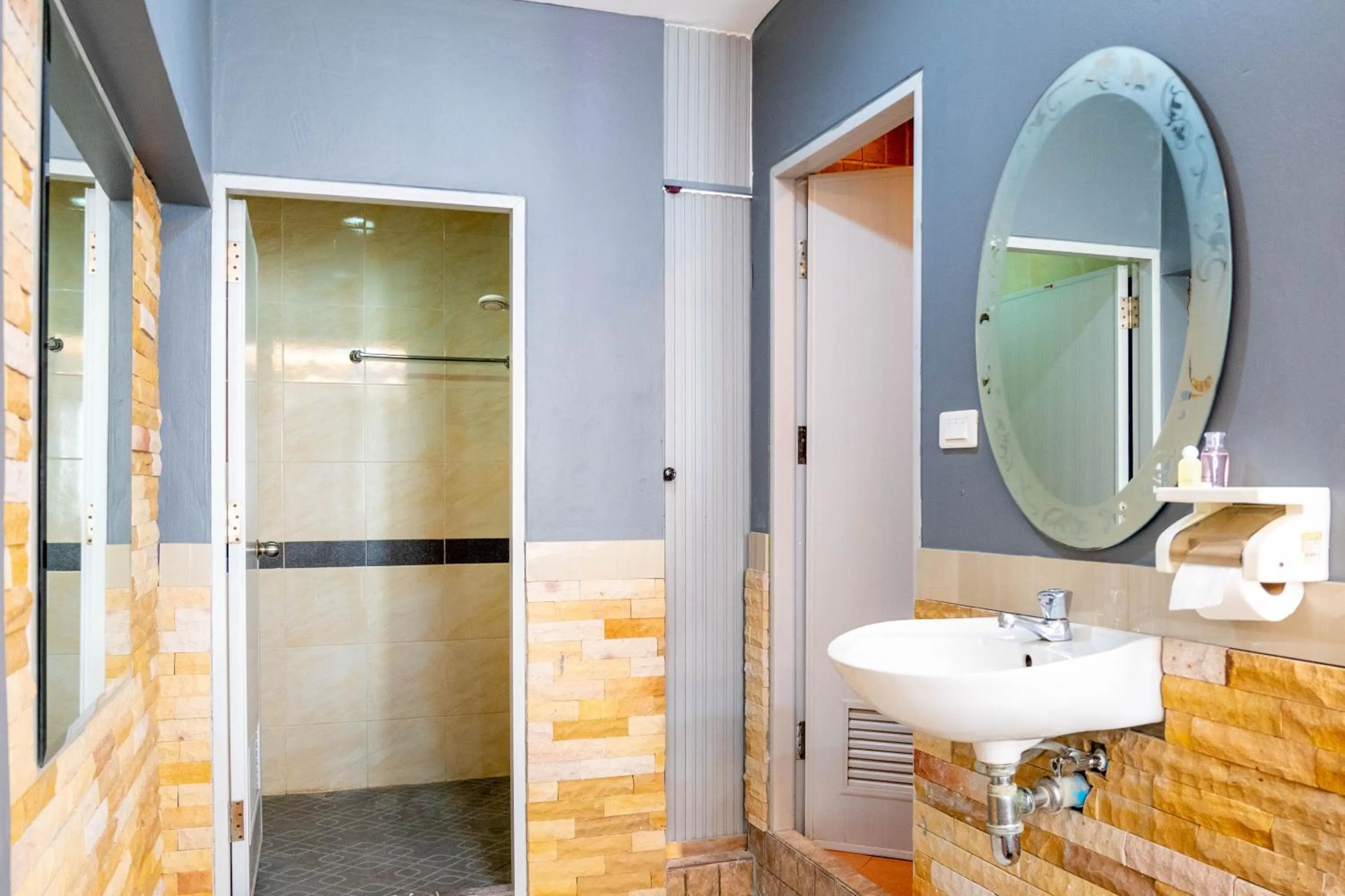 Shower in Usman Halal Home