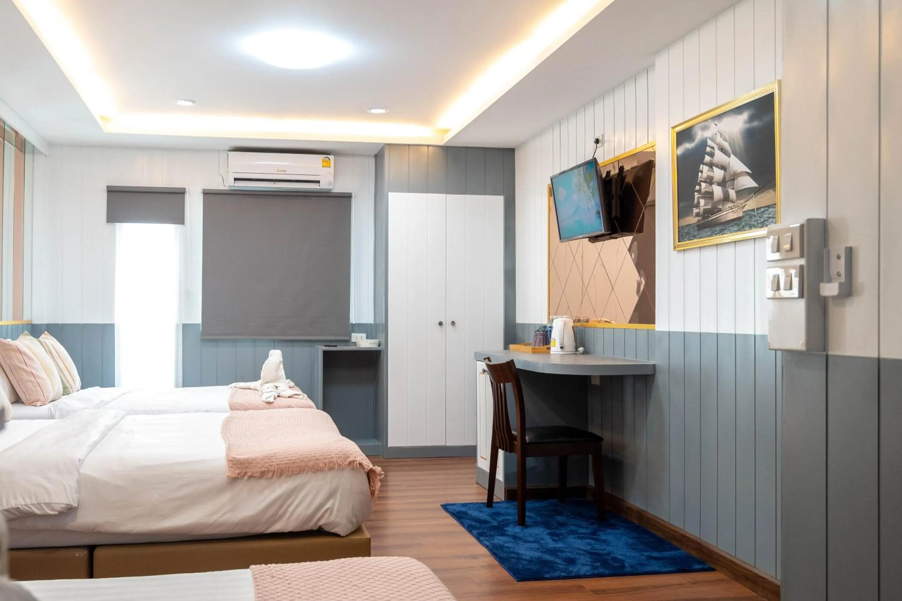 Communal lounge/ TV room, Bed in Usman Halal Home