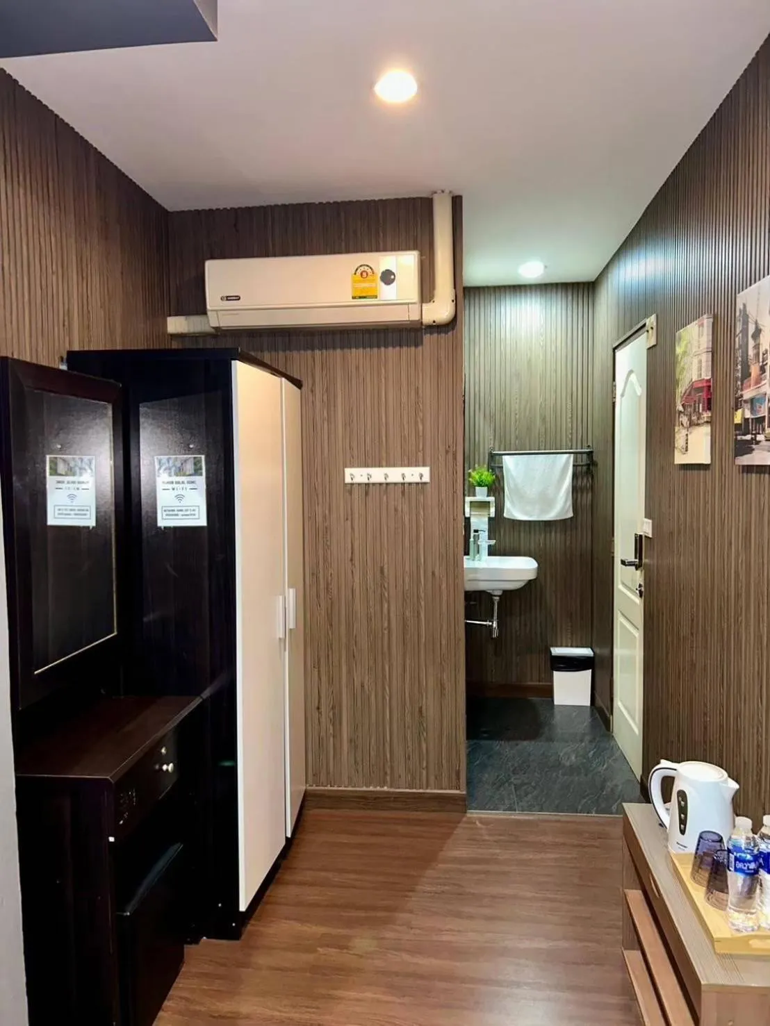 Photo of the whole room in Usman Halal Home