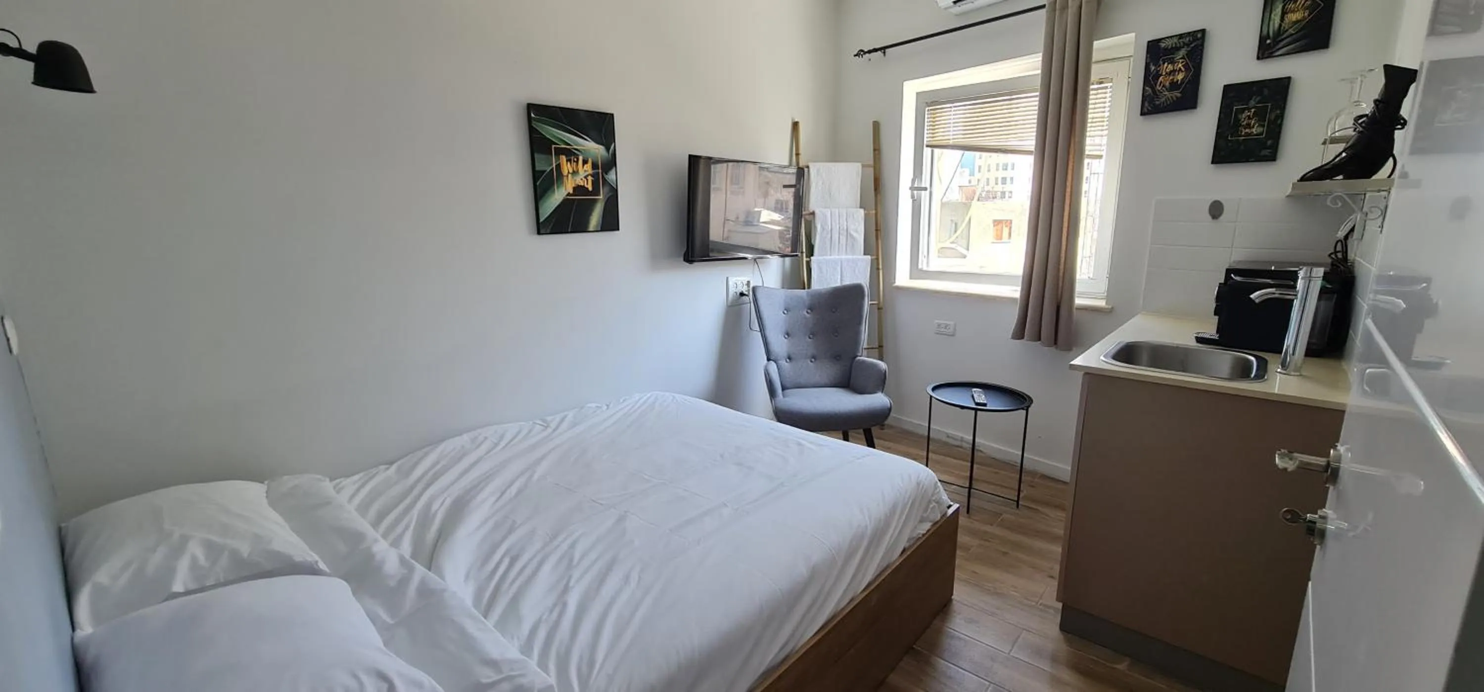 Photo of the whole room, Bed in Aju Ben Yehuda 23