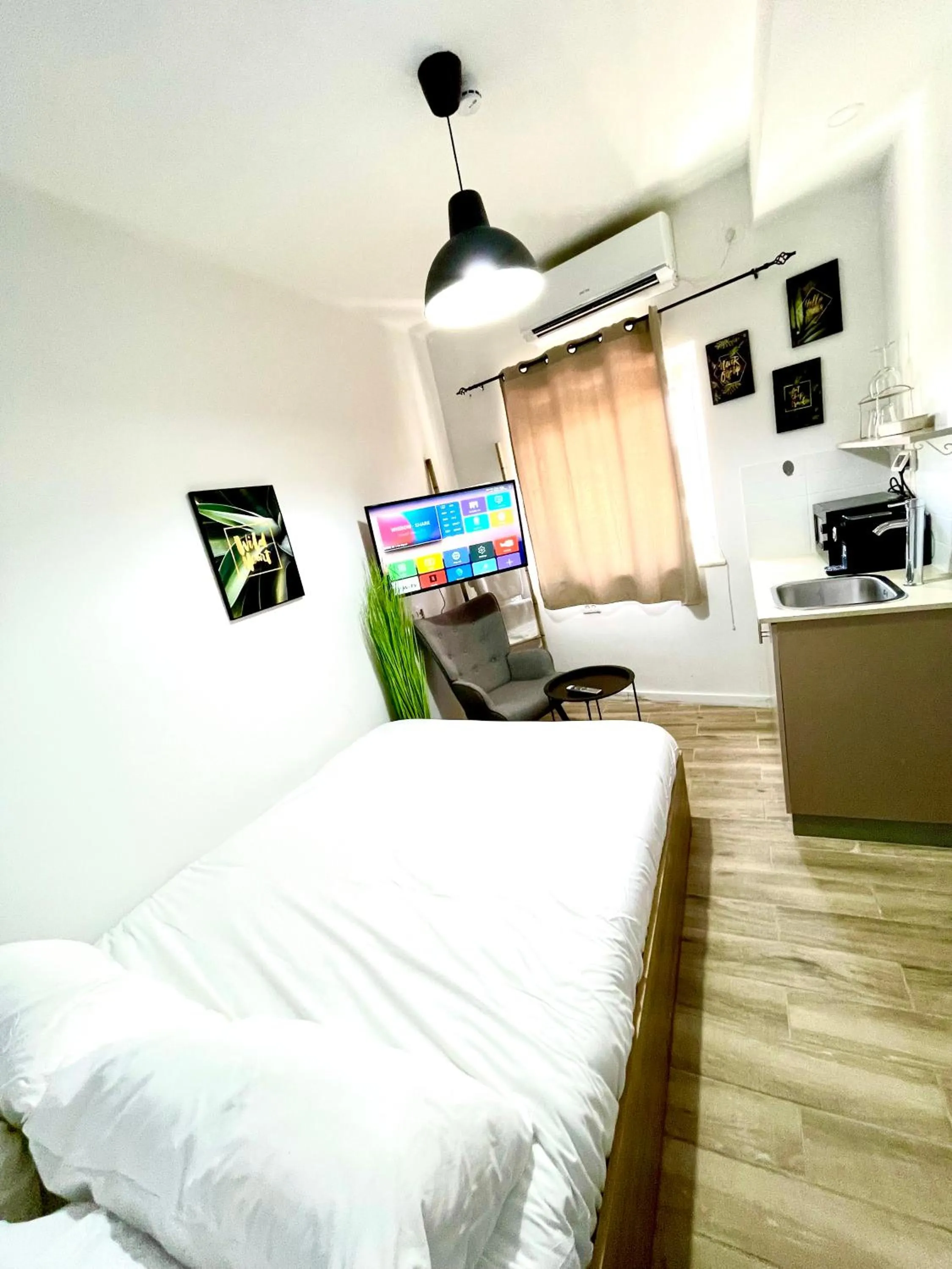 Photo of the whole room, Bed in Aju Ben Yehuda 23