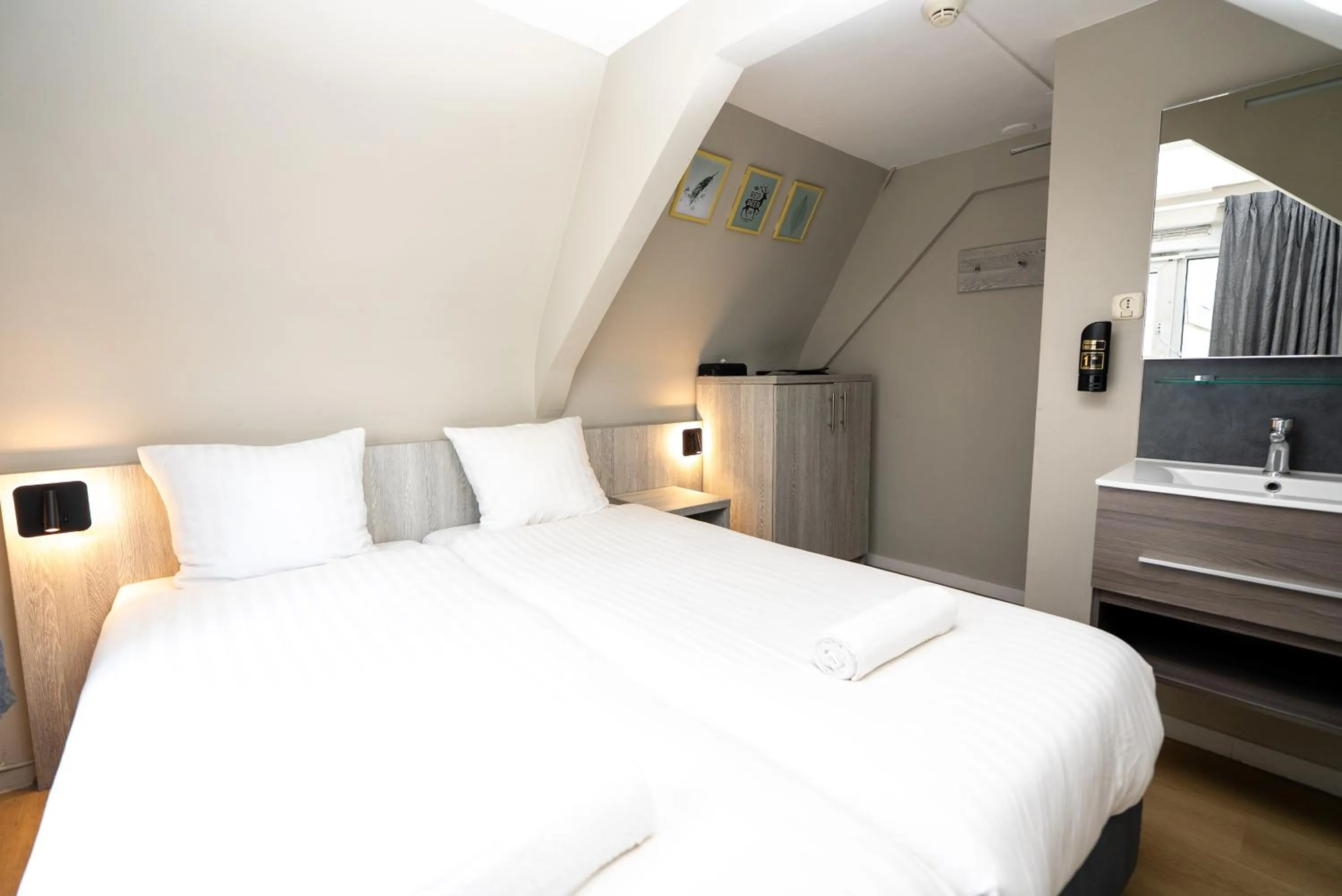 Bedroom, Bed in The Crown Hotel