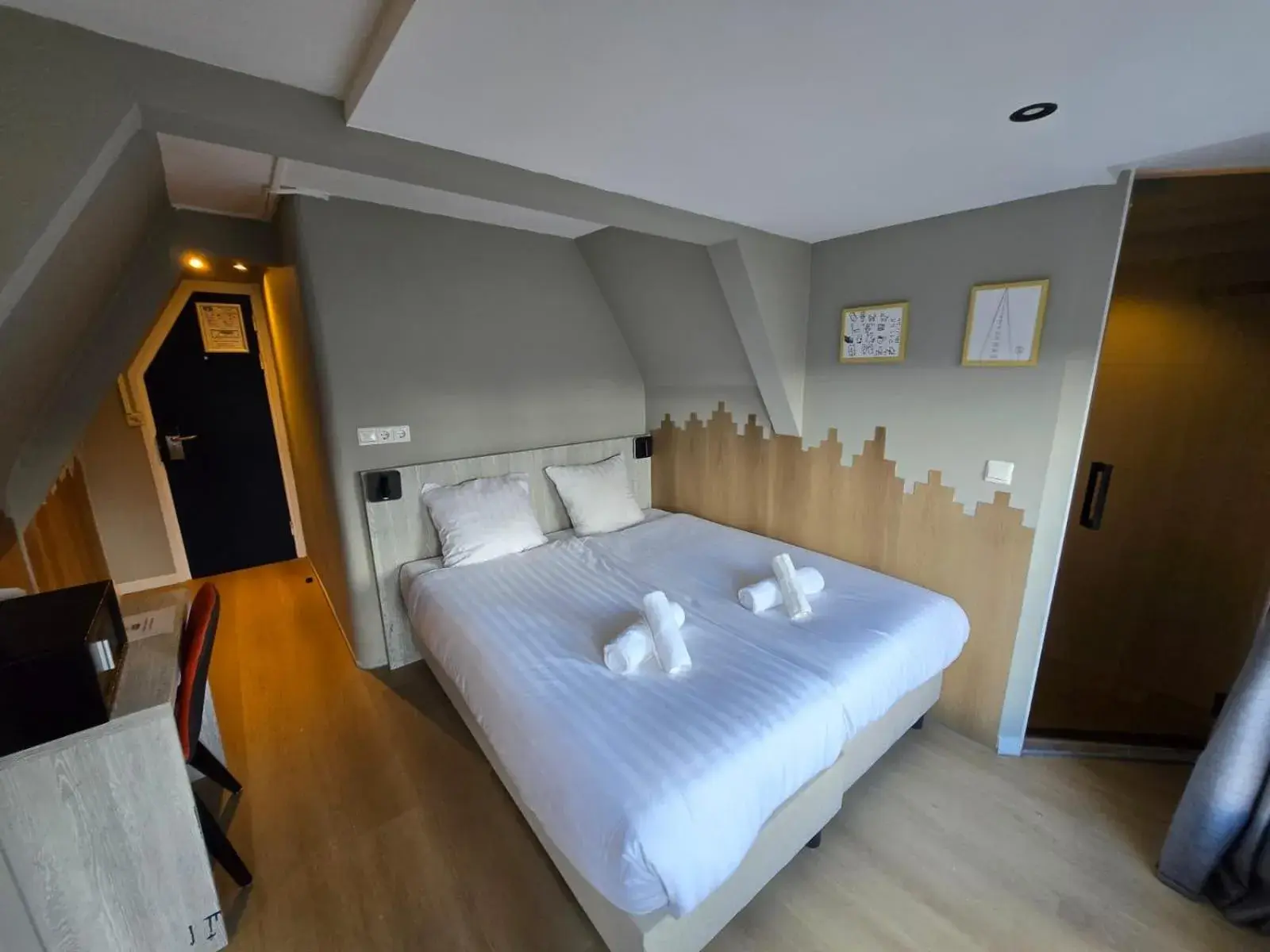 Double Canal View with Private Bathroom in The Crown Hotel Double Canal View with Private Bathroom in The Crown Hotel