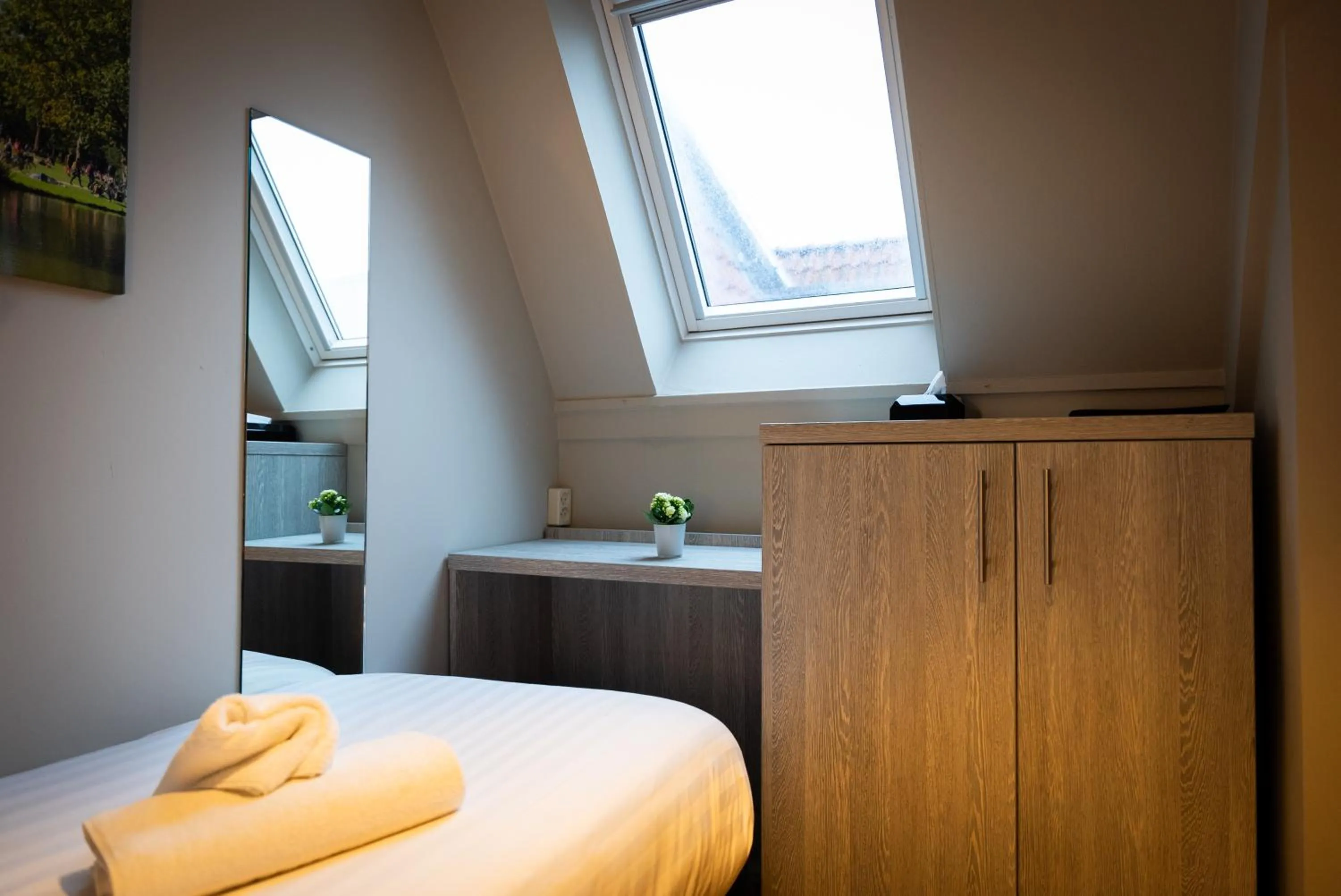 Photo of the whole room, Bed in The Crown Hotel