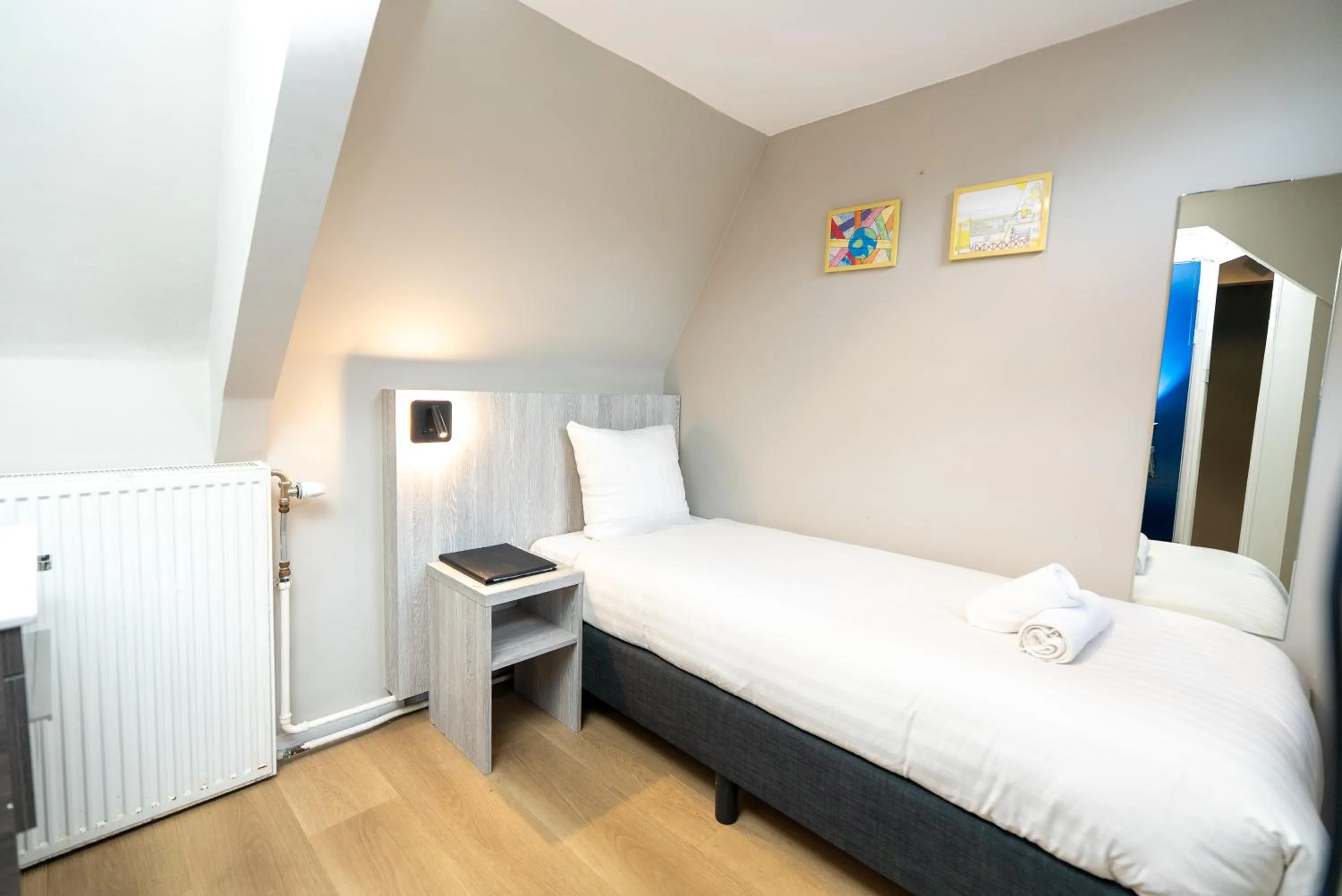 Bedroom, Bed in The Crown Hotel